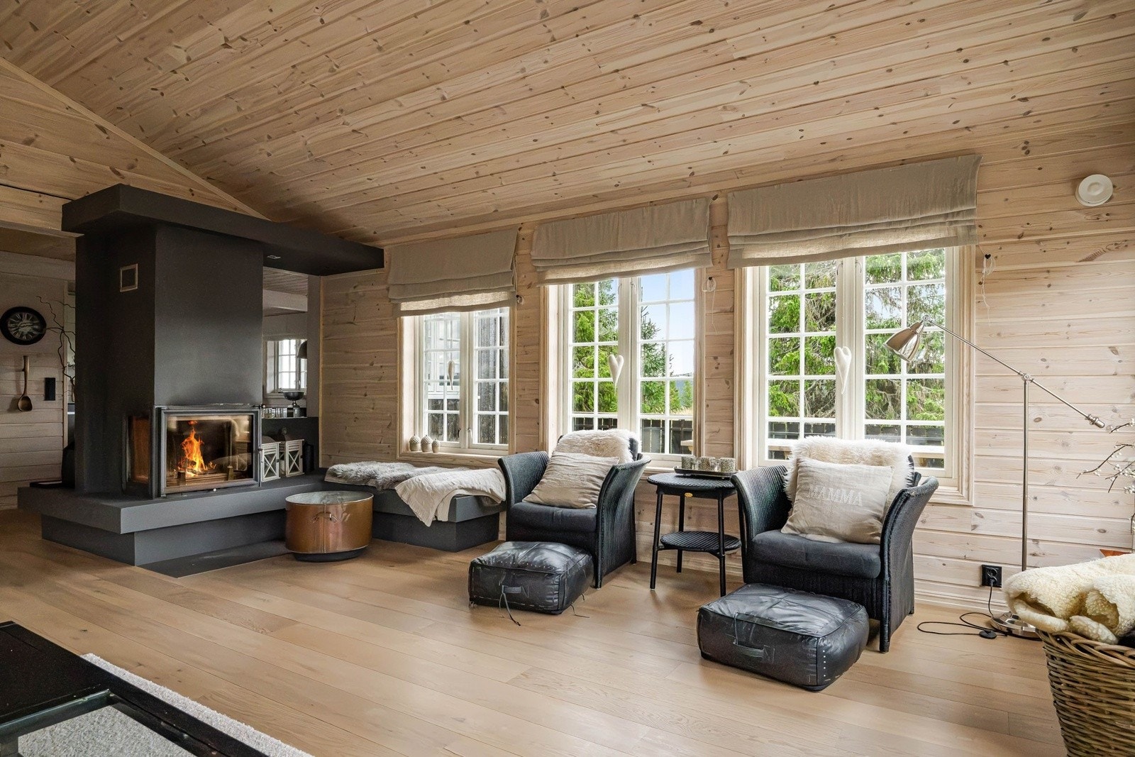 Svartskardvegen 387 er den perfekte familiehytte, med flere soner og inndelingsmuligheter for både voksne og barn.