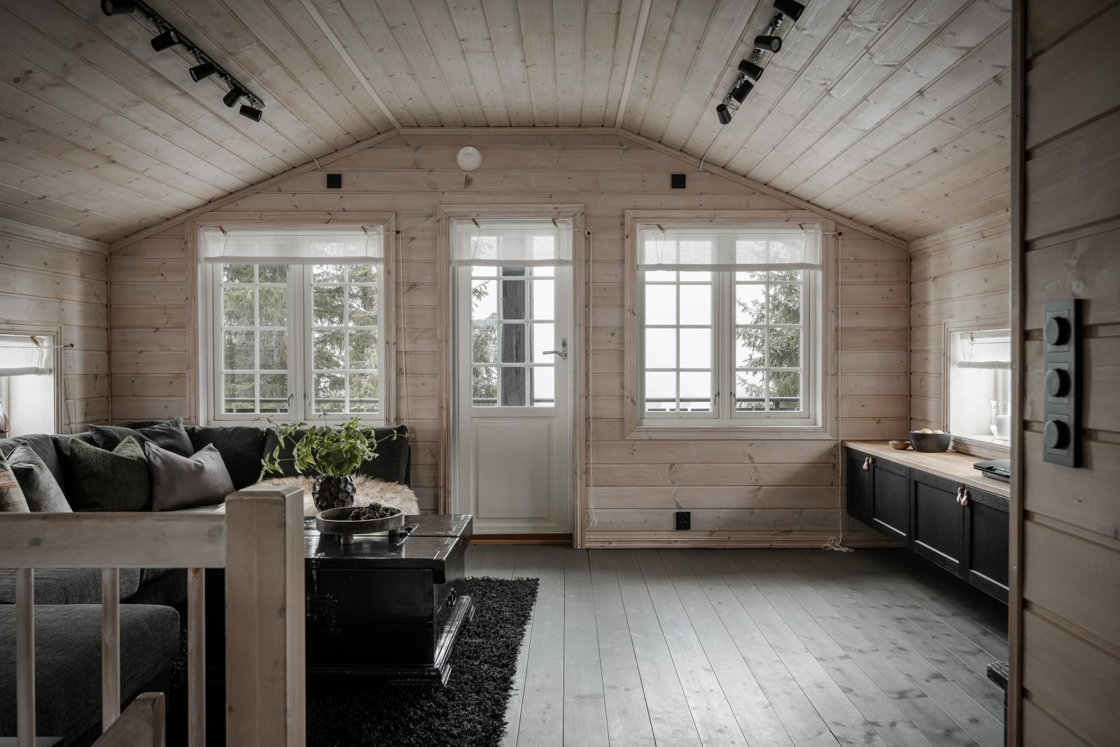 Loftstue med nydelig utsikt og balkong! Med stue i begge etasjer, har man inndelingsmuligheter for både voksne og barn. Stuen er ypperlig som en ekstra tv-stue hvor man kan trekke seg tilbake, kontor eller som oppholdsrom for de minste.