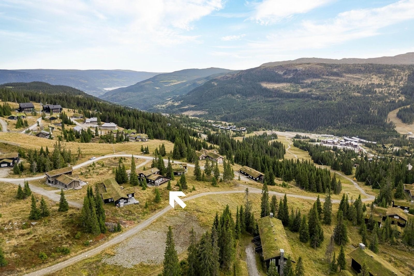 Vestsiden, hvor denne hytta ligger, er et eldorado for alle nivåer! Kvitfjell er kjent for å være et paradis for alpinentusiaster, med brede og perfekt preparerte løyper.