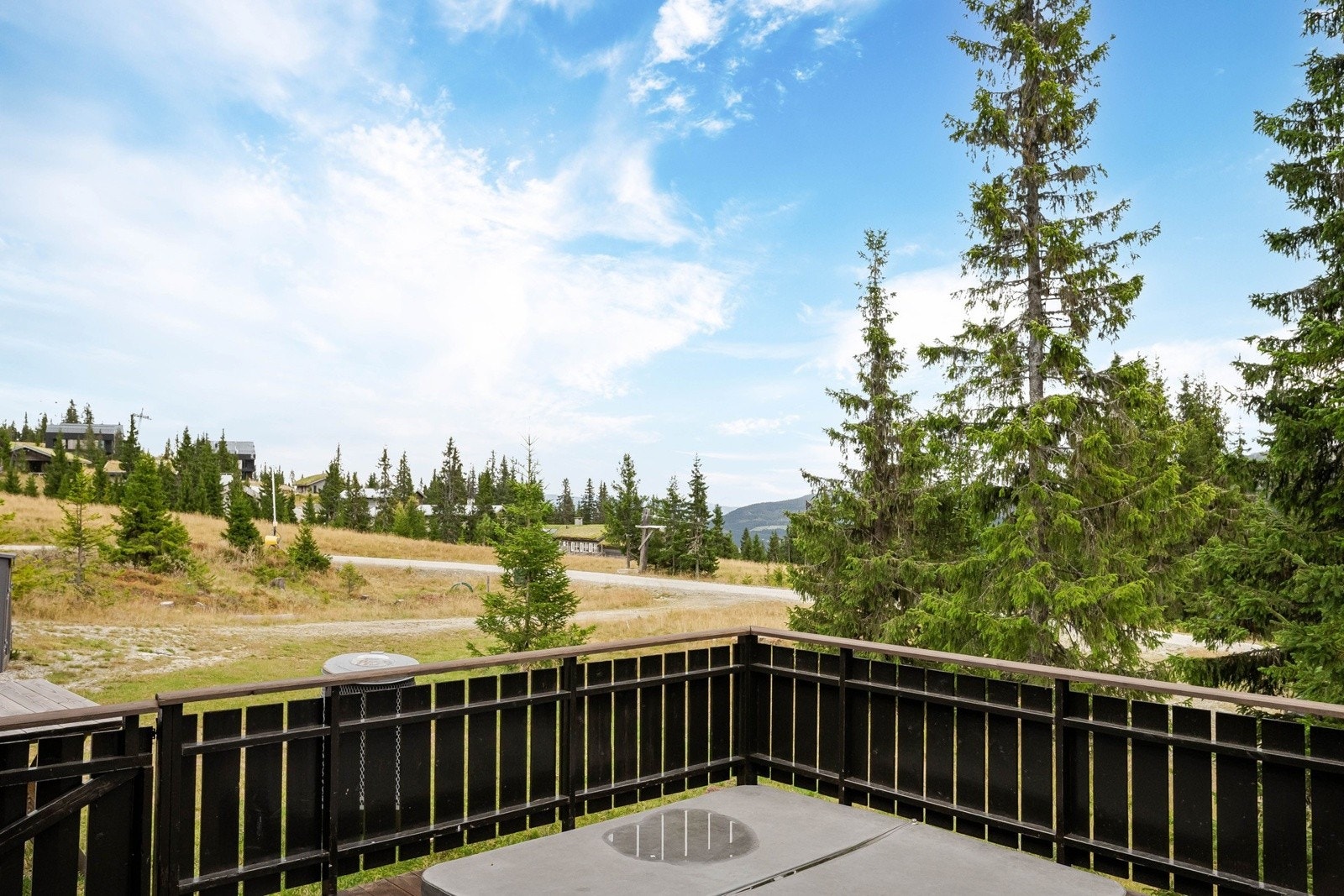 Utgang fra badet til terrassen hvor det er nedfelt boblebad.