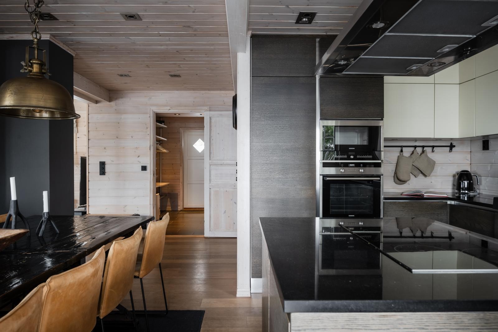 Hyggelig spisestuesone i tilknytning til kjøkkenet, med praktfull utsikt i front!