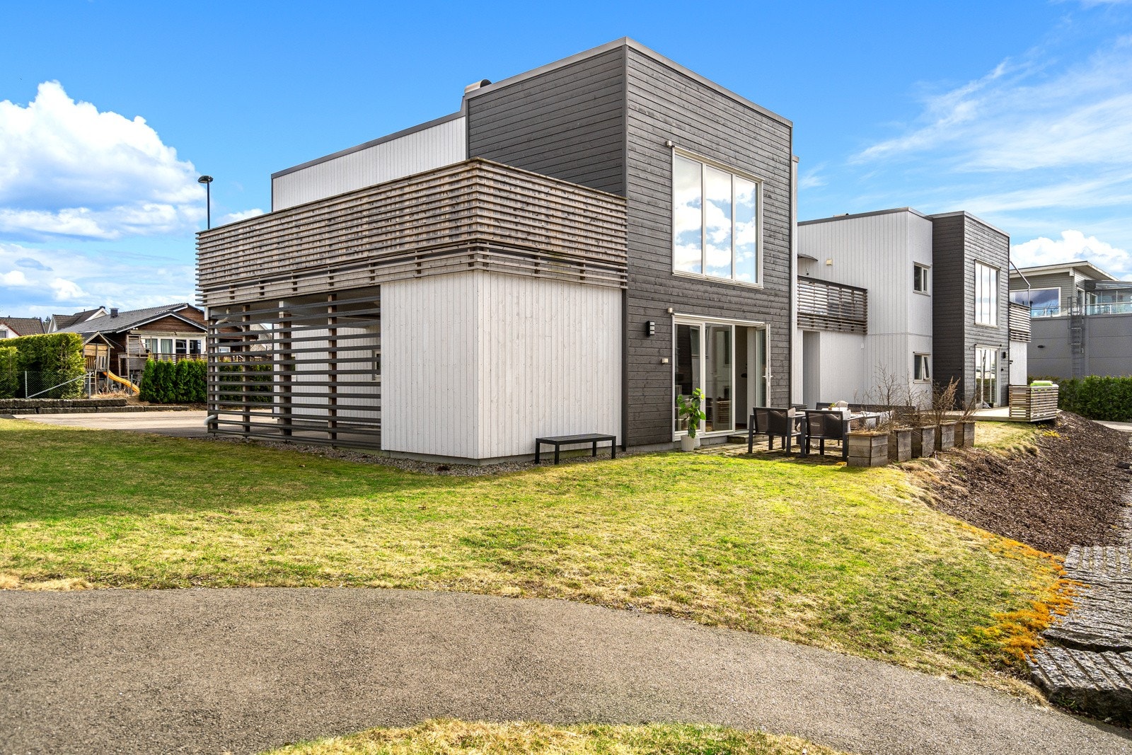 Leiligheten ligger på enden av rekka mot vest, og har en fin beliggenhet med lekeplassen like ved Galleribilde