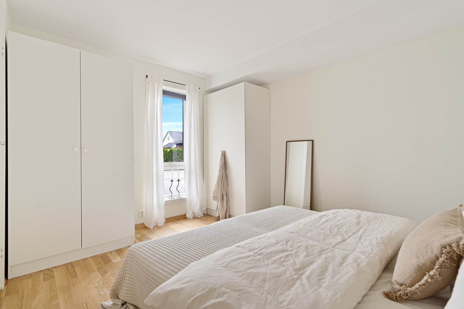 Romslig hovedsoverom med skapplass Galleribilde