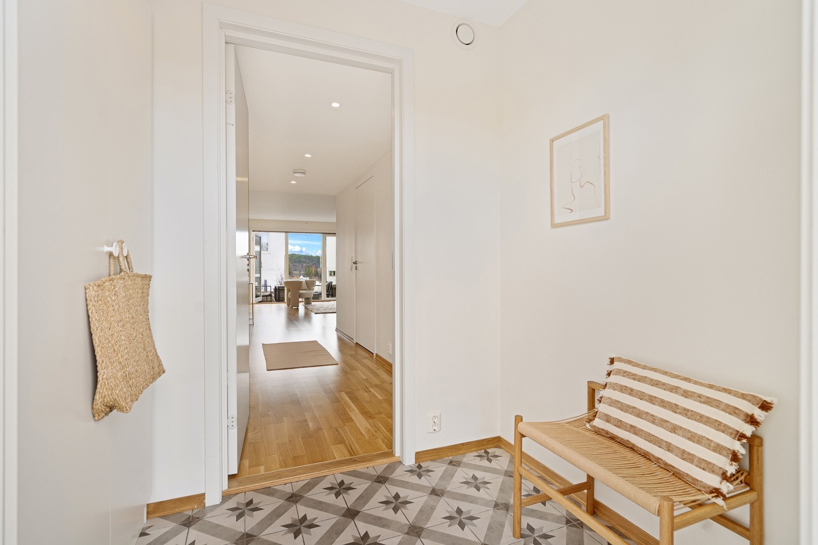 Entré/gang med fliser og varmekabler - skap medfølger Galleribilde