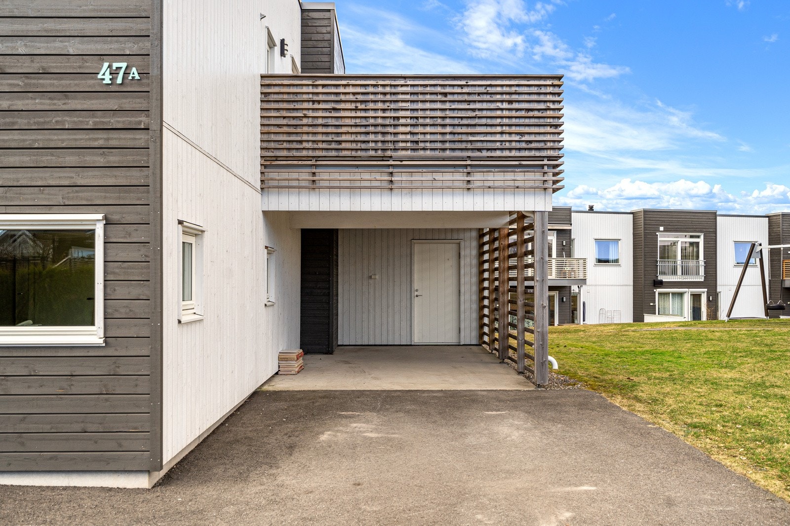 Eier opplyser at en tilpasset garasjeport eventuelt kan medfølge mot tillegg i pris Galleribilde