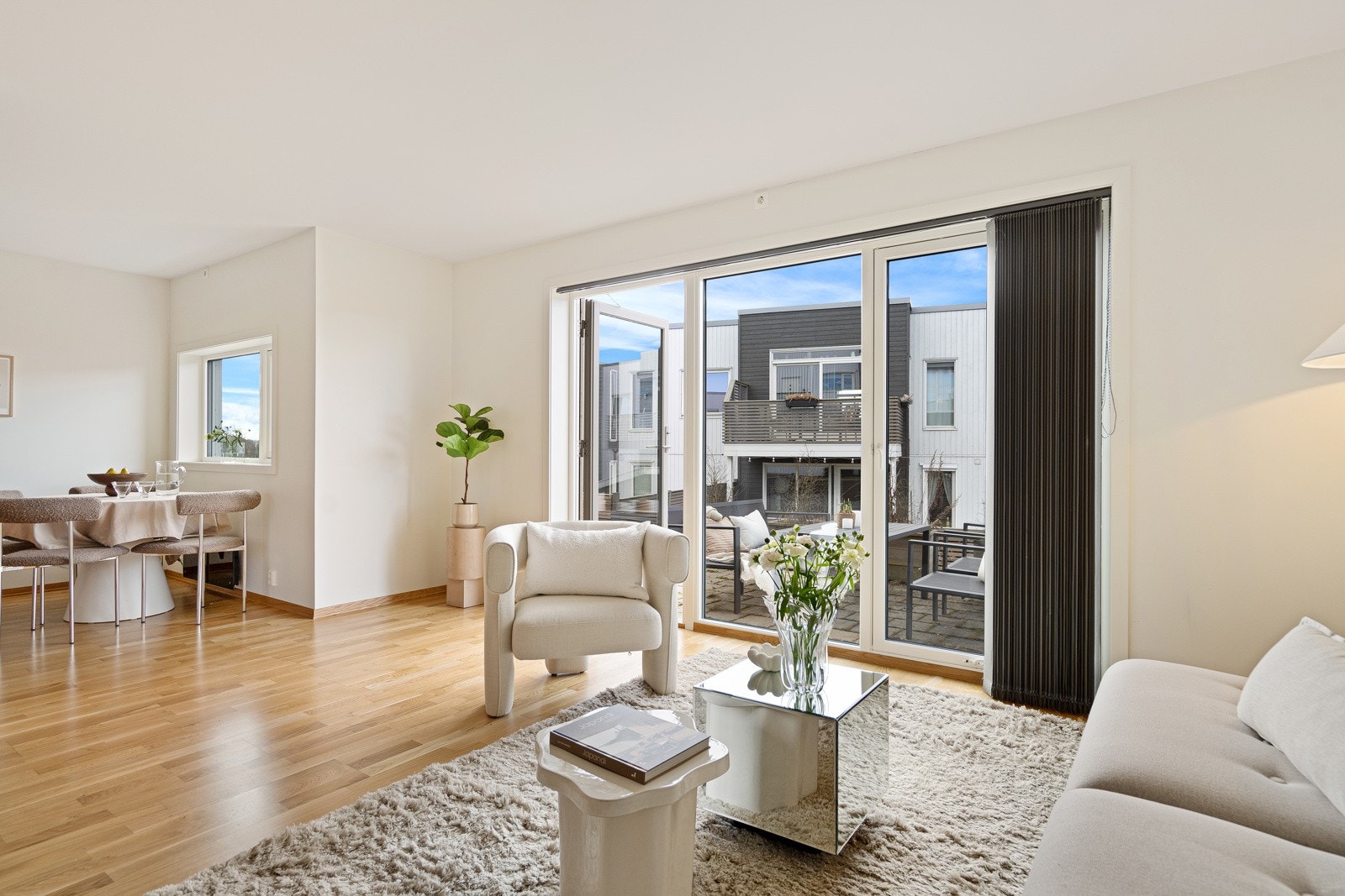 Store vindusflater slipper inn mye godt dagslys! Galleribilde