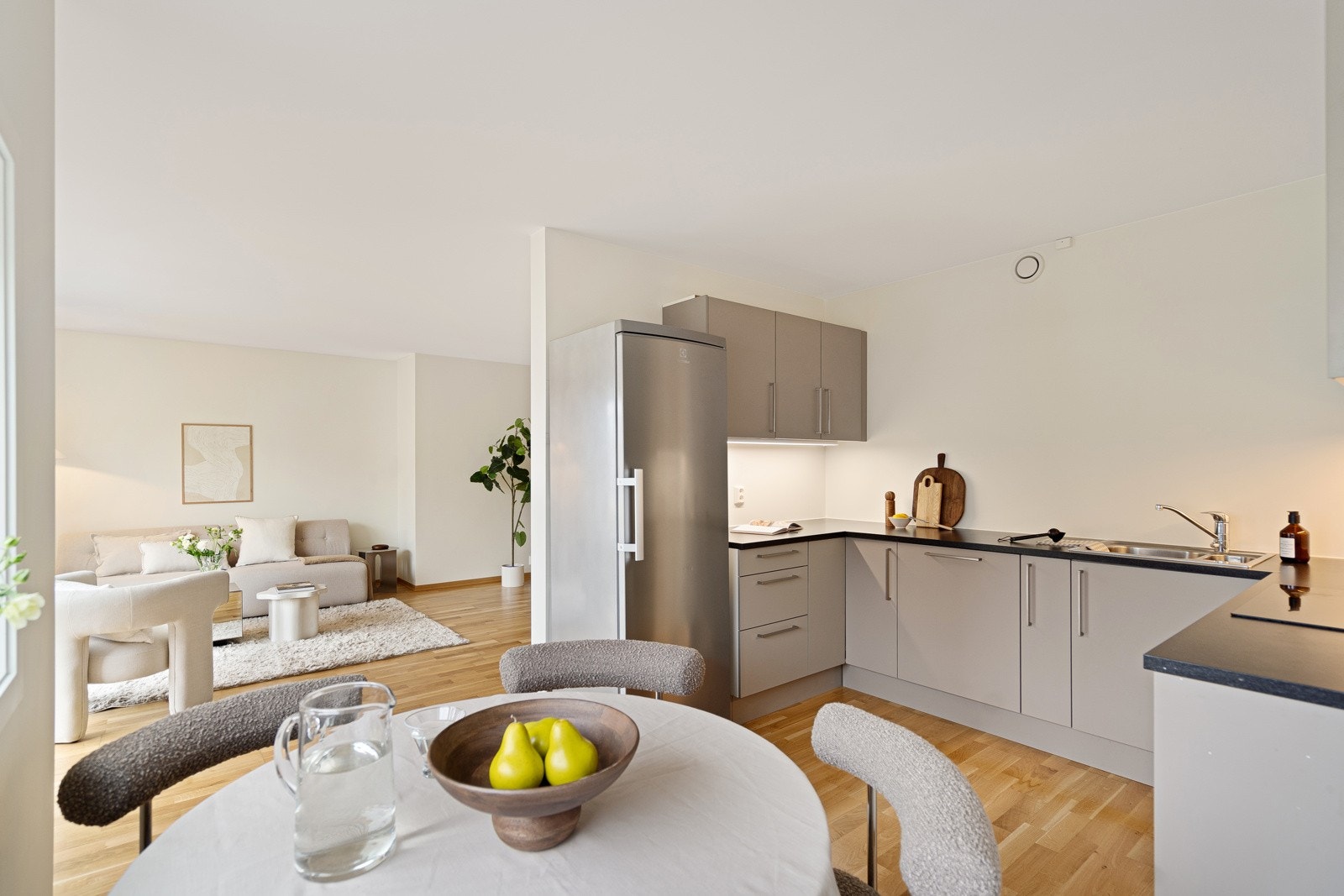 Moderne, praktisk løsning på kjøkkenet - slette fronter og medfølgende hvitevarer Galleribilde