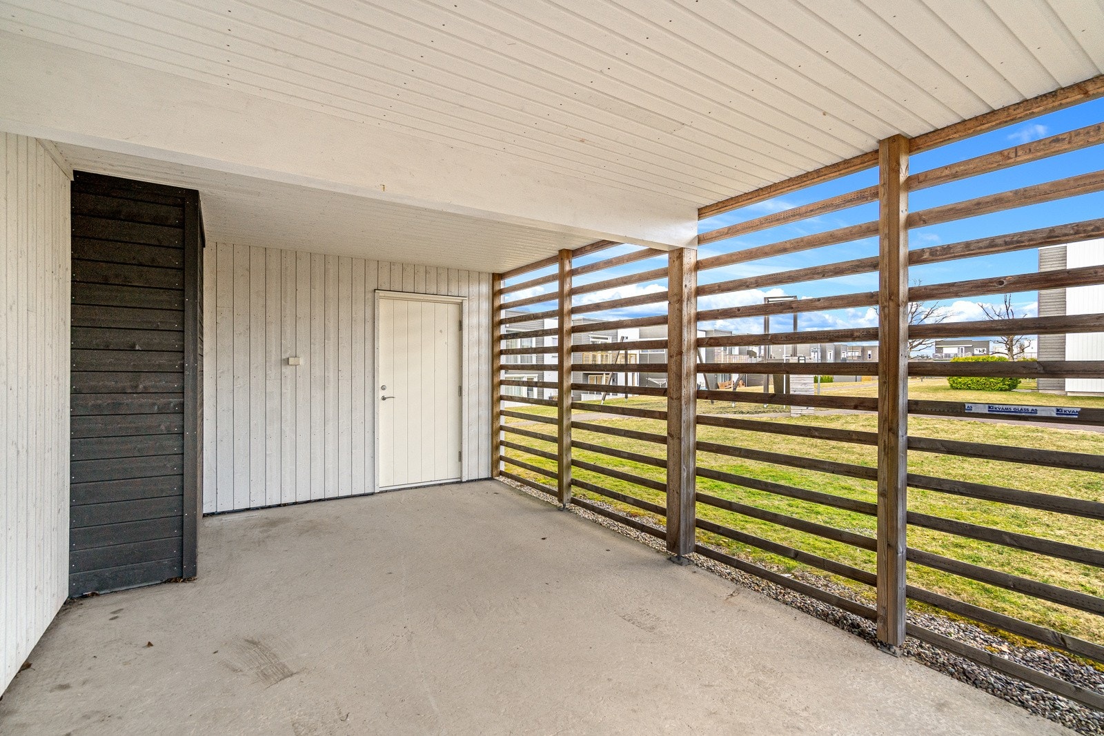 Carport med sportsbod i bakkant Galleribilde