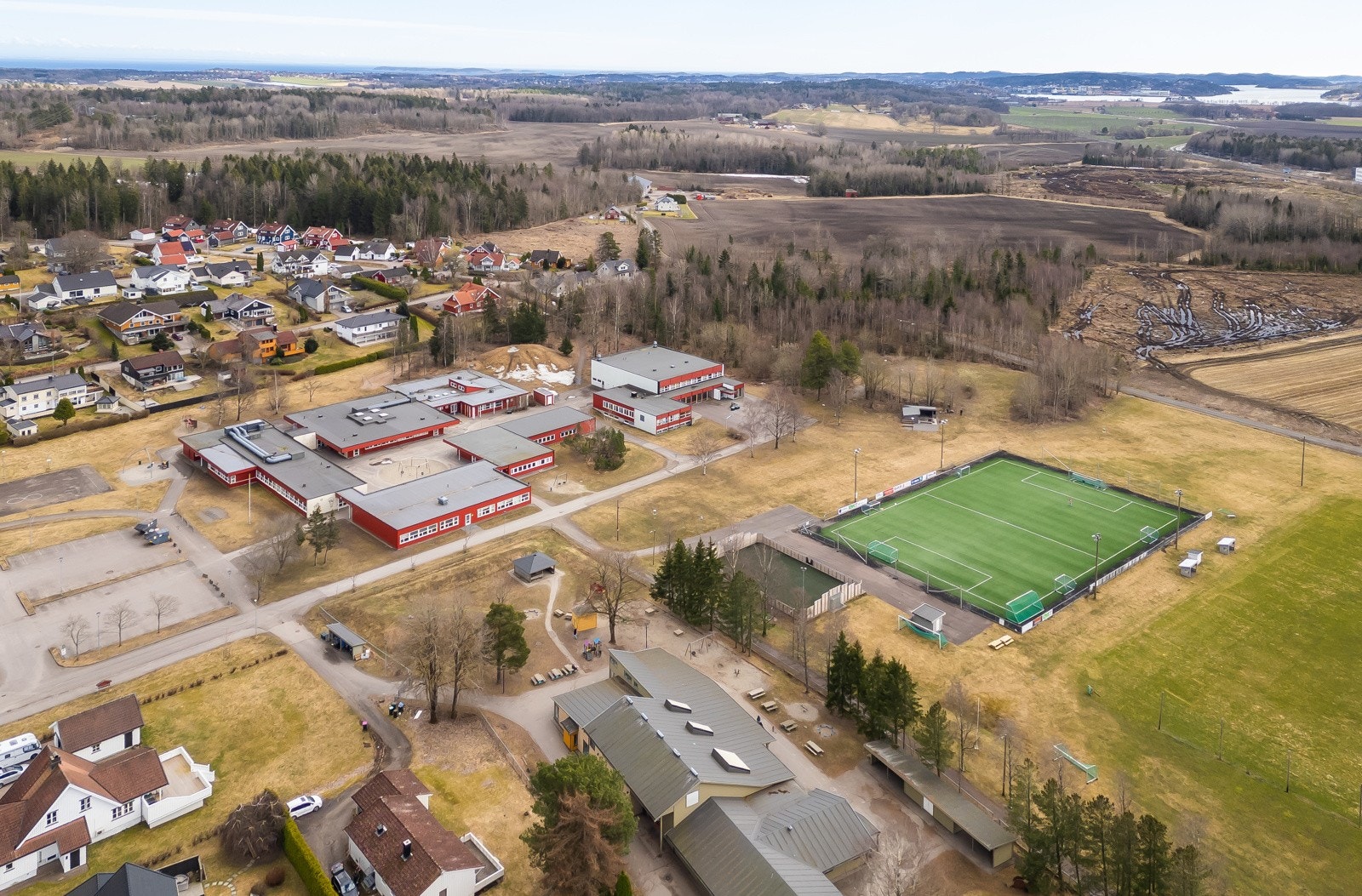 Områdebilde fra Barkåker skole, idrettsanlegg m.m. Galleribilde