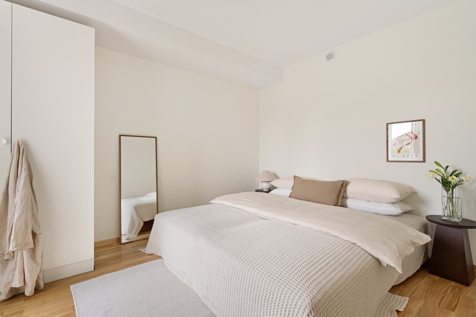 Romslig hovedsoverom med skapplass Galleribilde