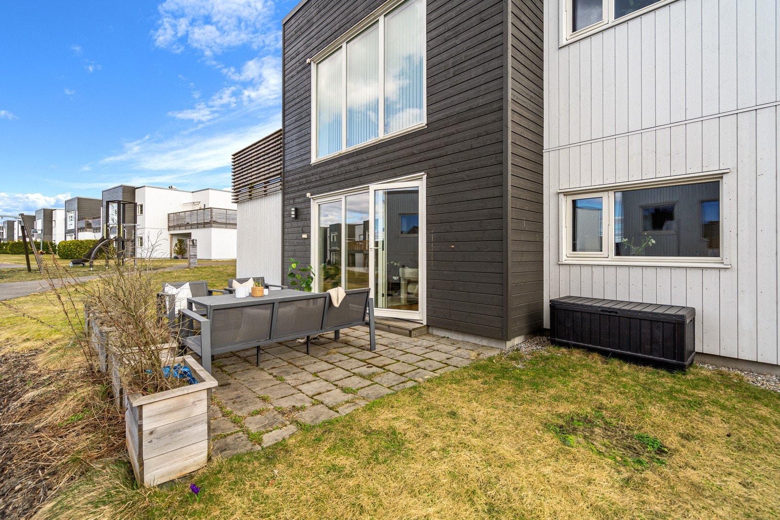 Lettstelt og fin uteplass mot vest Galleribilde