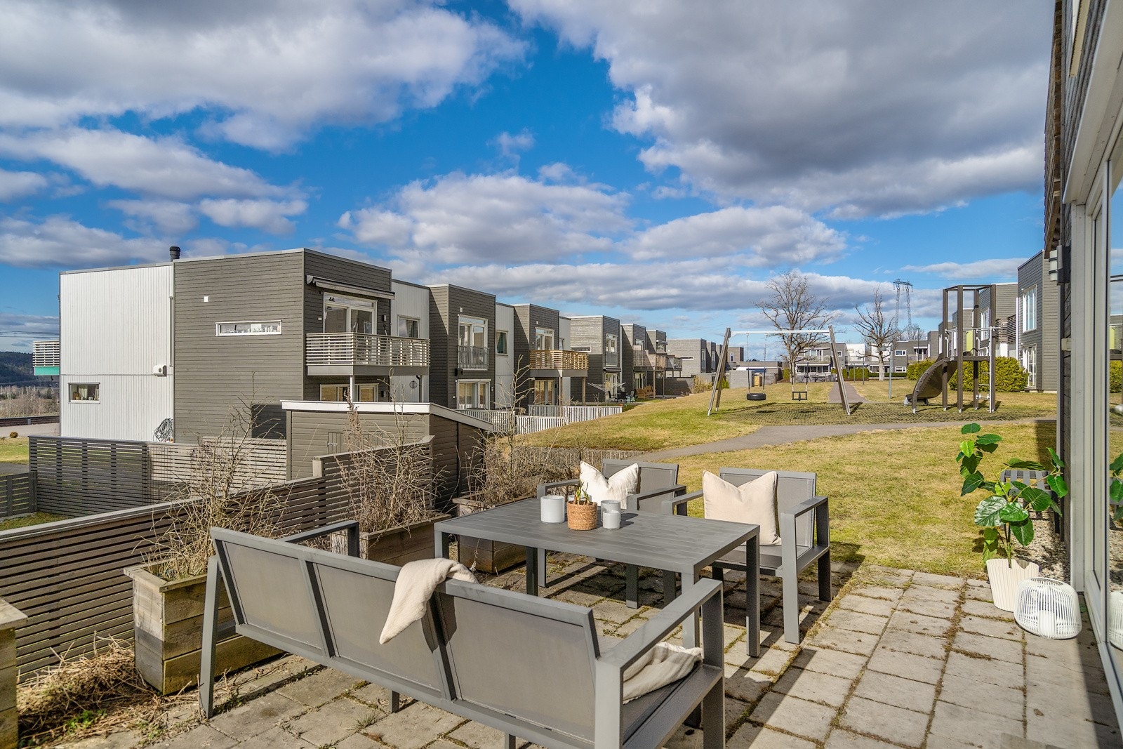 Lettstelt og fin uteplass mot vest Galleribilde
