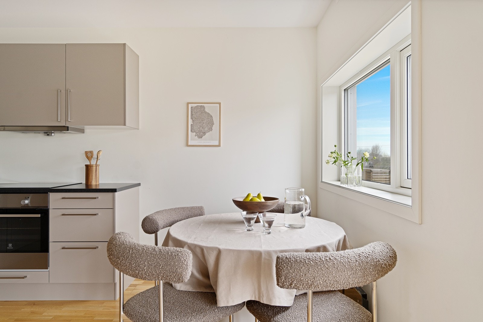 Fint plass til en rommelig spisebordsløsning på kjøkkenet Galleribilde