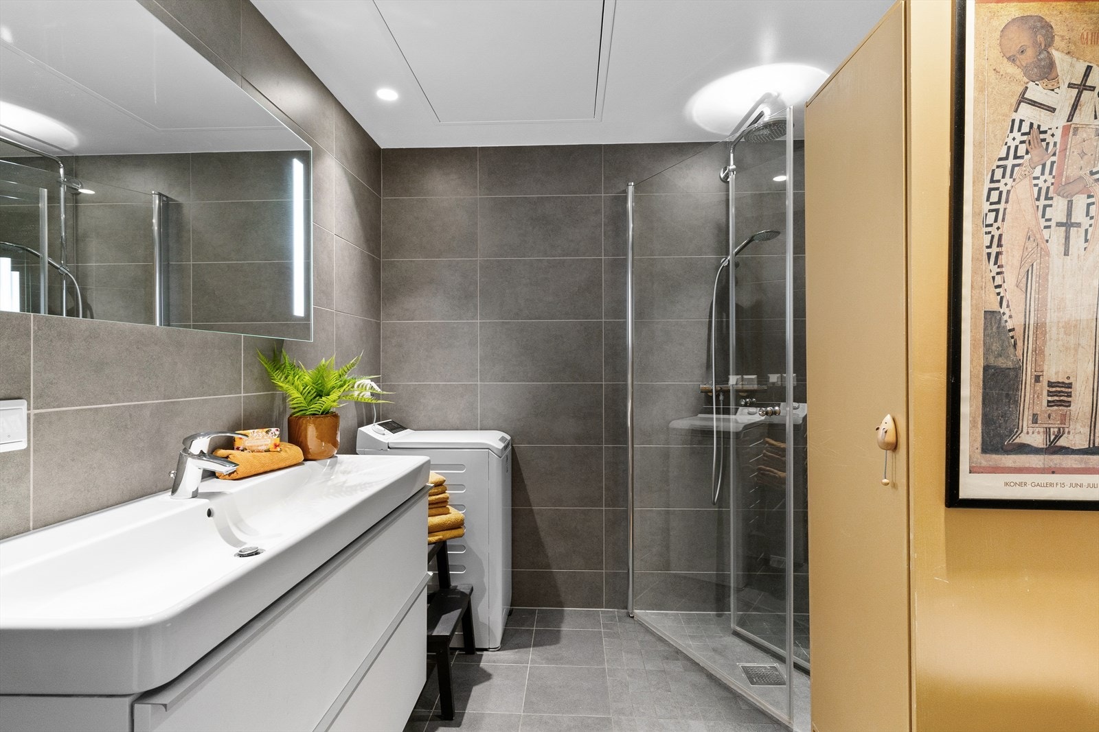 Badet er fliselagt på gulv med elektriske varmekabler, fliselagt på vegger og taket er malt. Galleribilde
