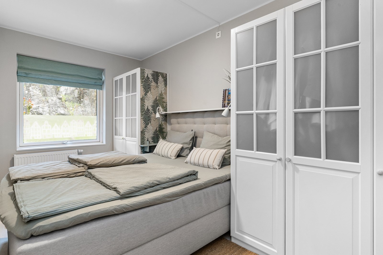 Soverom med god plass til dobbeltseng og klesskap på hver side. Galleribilde