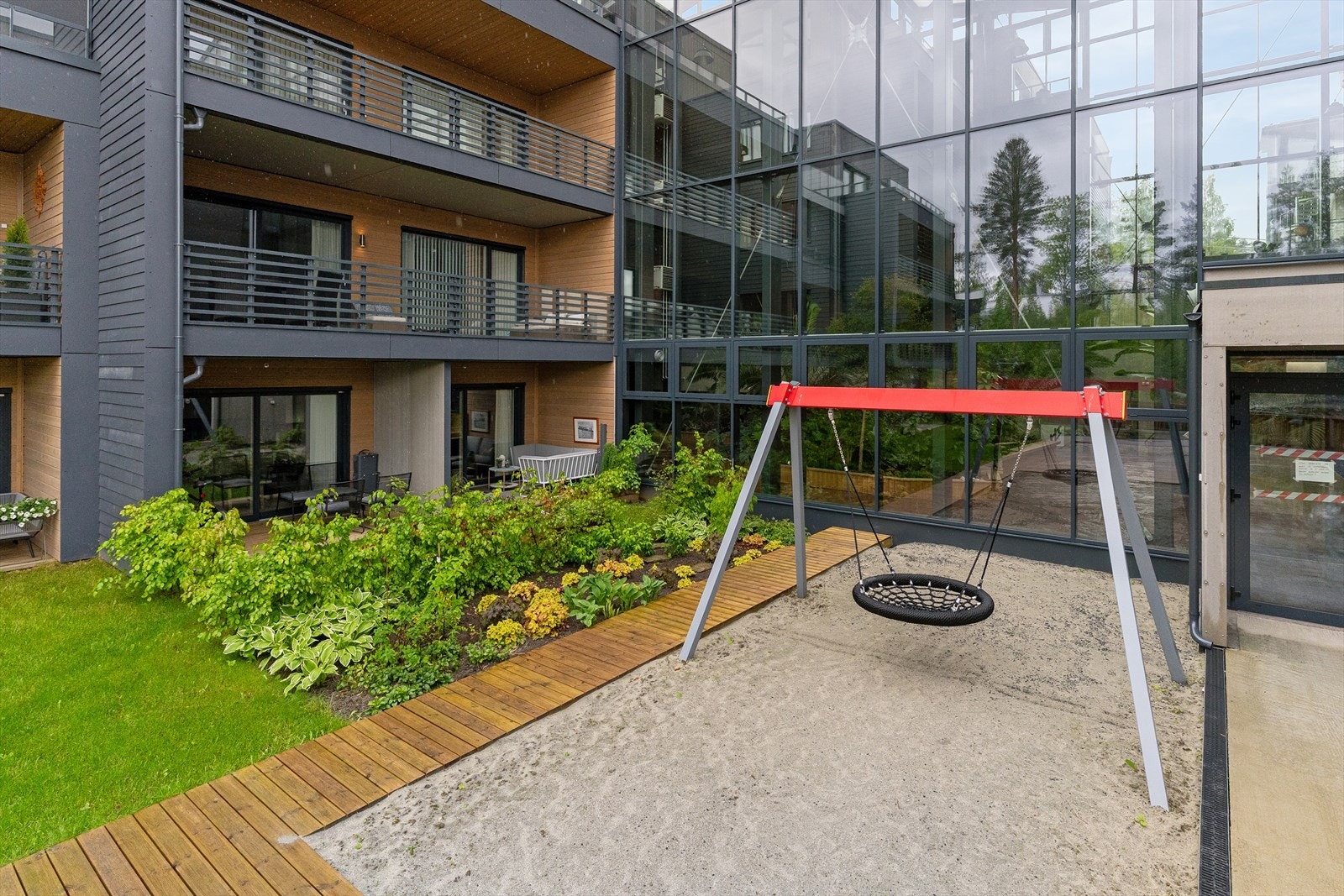 Fellesareal med lekeplass. Galleribilde