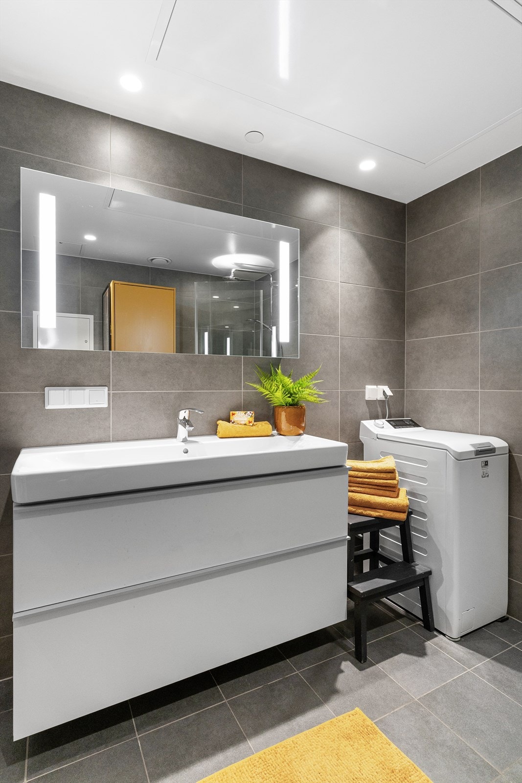 Badet er fra byggeår, og er av typen pre-fabrikert kabinett bad. Galleribilde