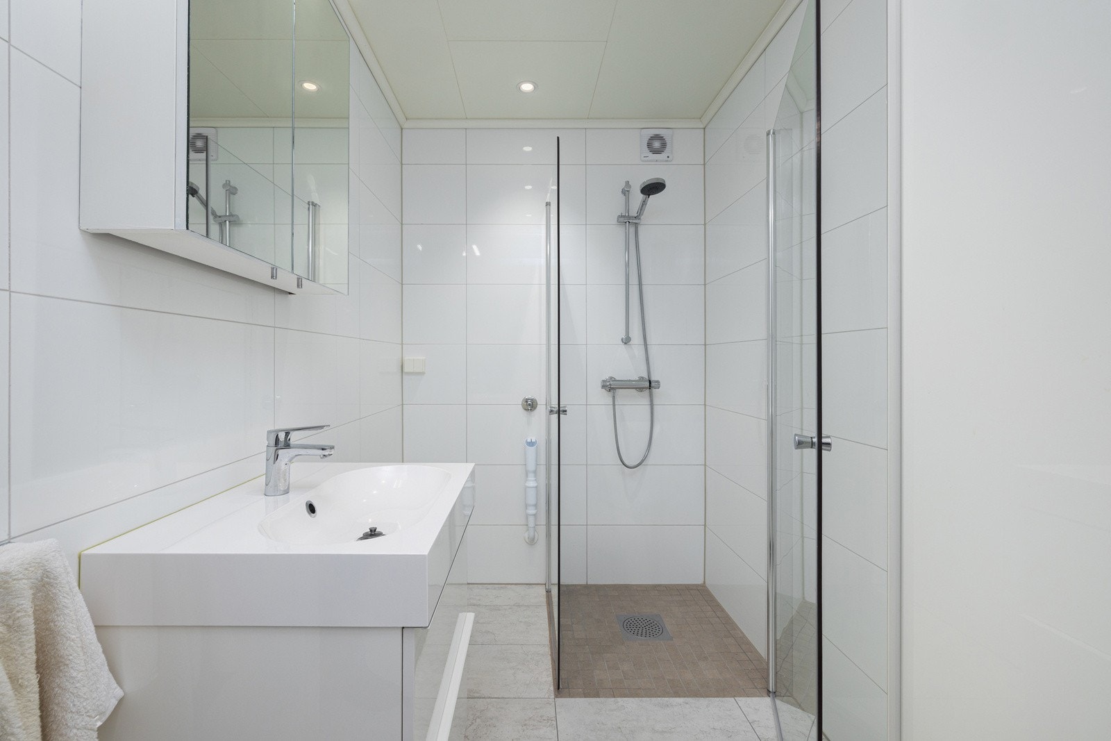 Leilighetens bad har flislagte vegger og gulv, samt elektriske varmekabler. Galleribilde