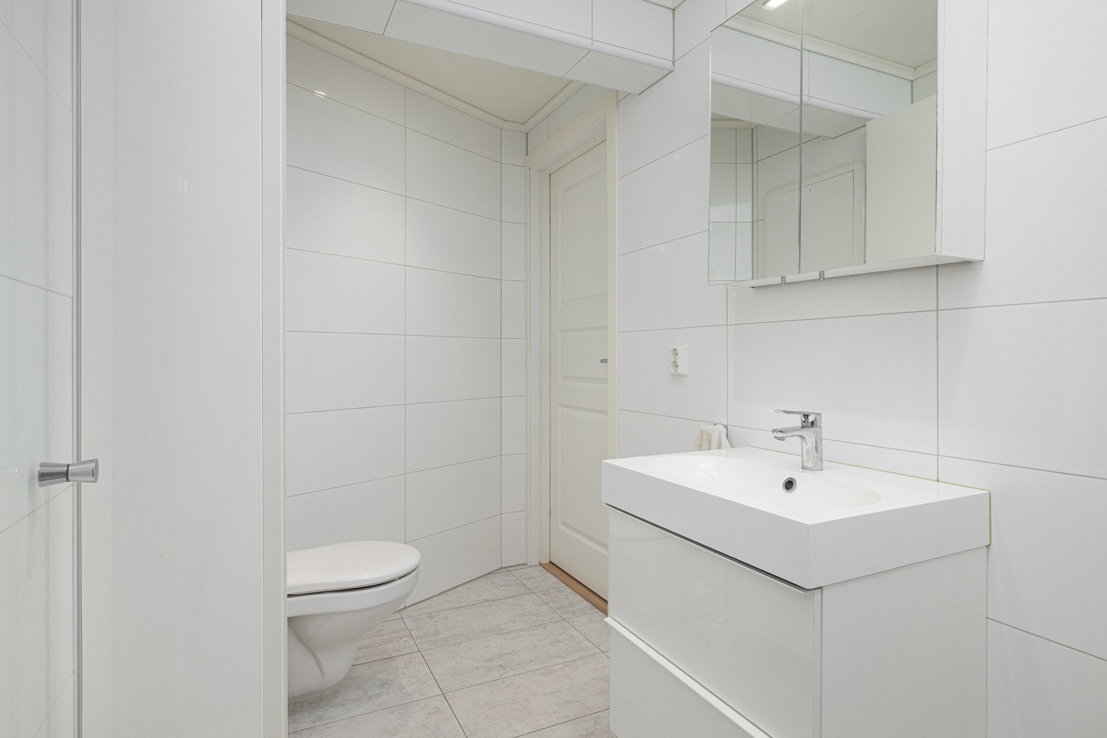 Rommet er også innredet med et praktisk langskap for oppbevaring, og det er opplegg for vaskemaskin. Galleribilde