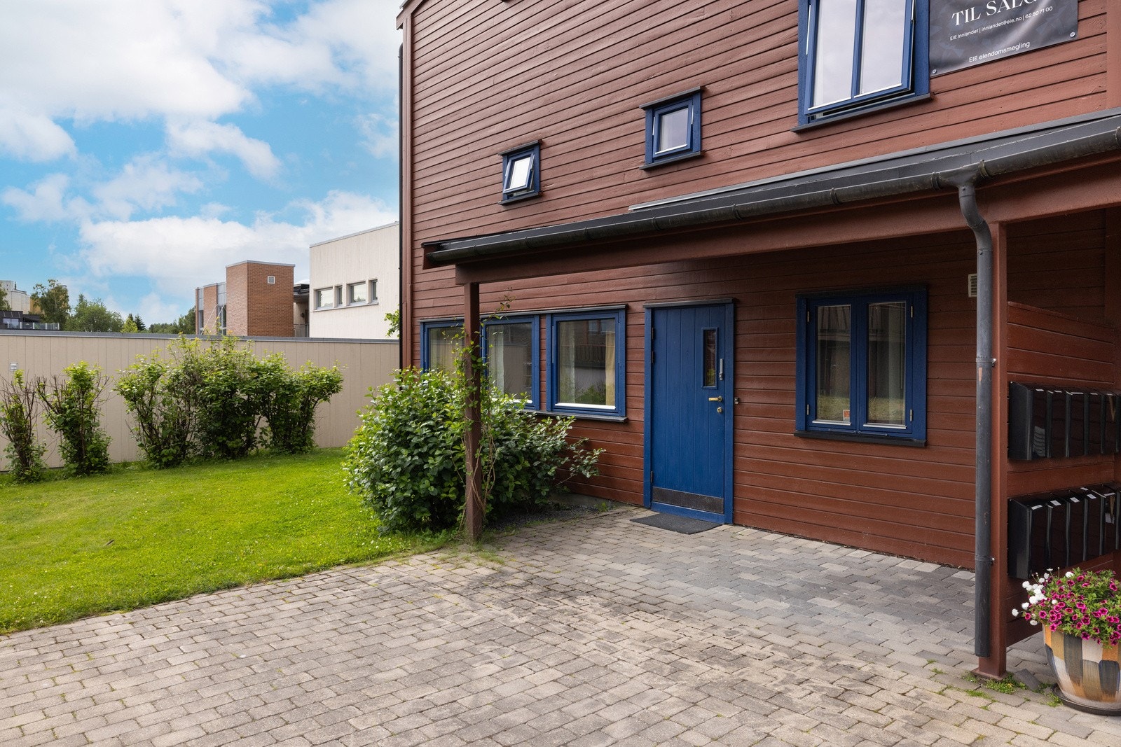 Boligen befinner seg i 1.etasje og du ønskes velkommen via et innbydende inngangsparti. Galleribilde