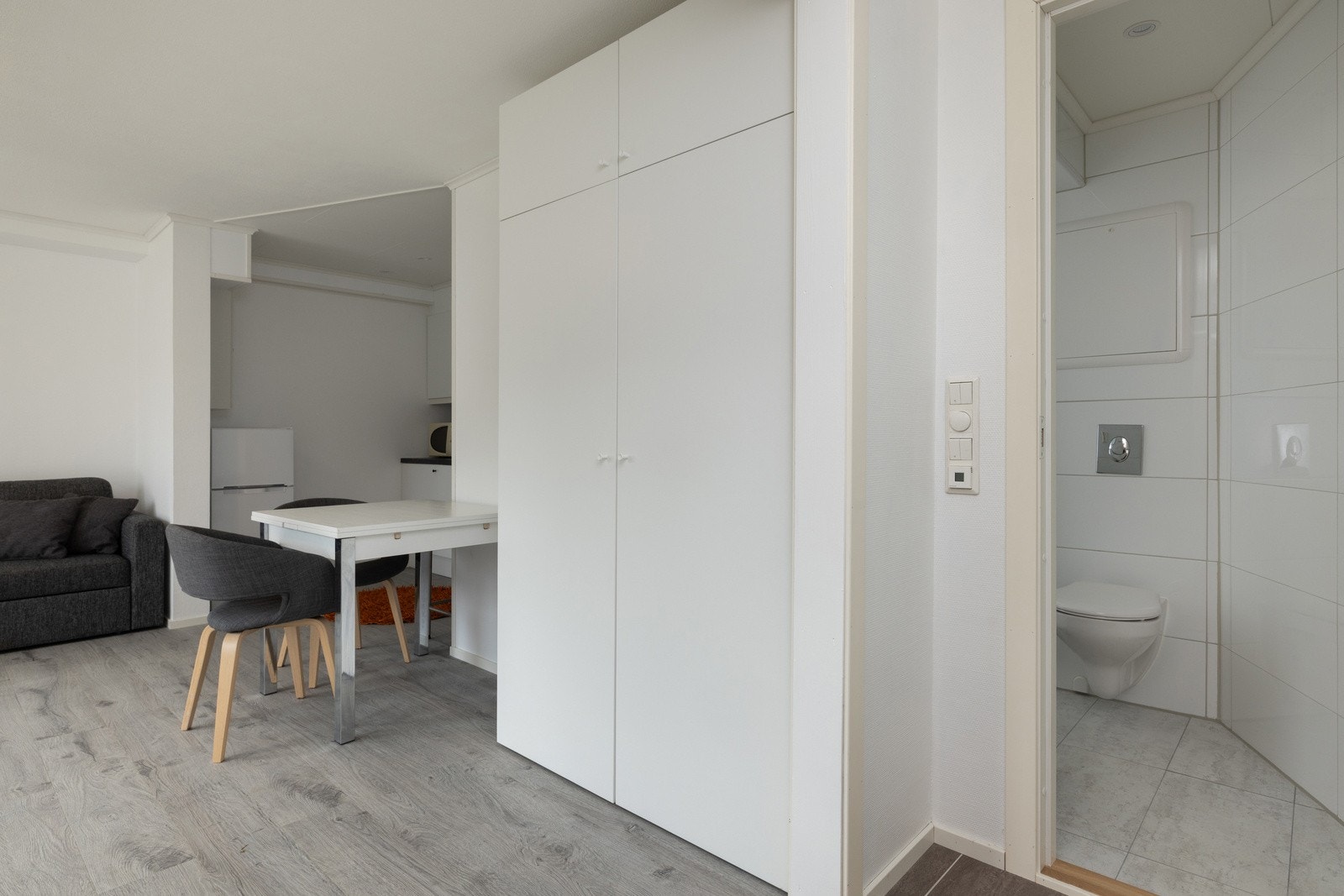 Gulvet er av laminat, og det er malte plater og strie på vegger. Galleribilde