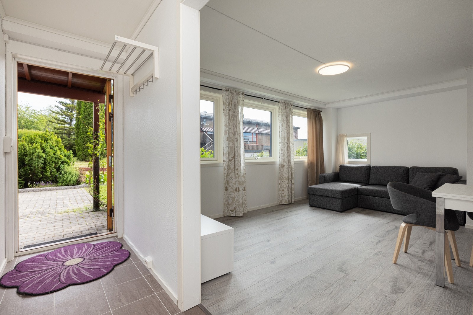 Inne møtes du av en lys entré med behagelig gulvvarme, her er det også plass for oppheng av yttertøy. Galleribilde