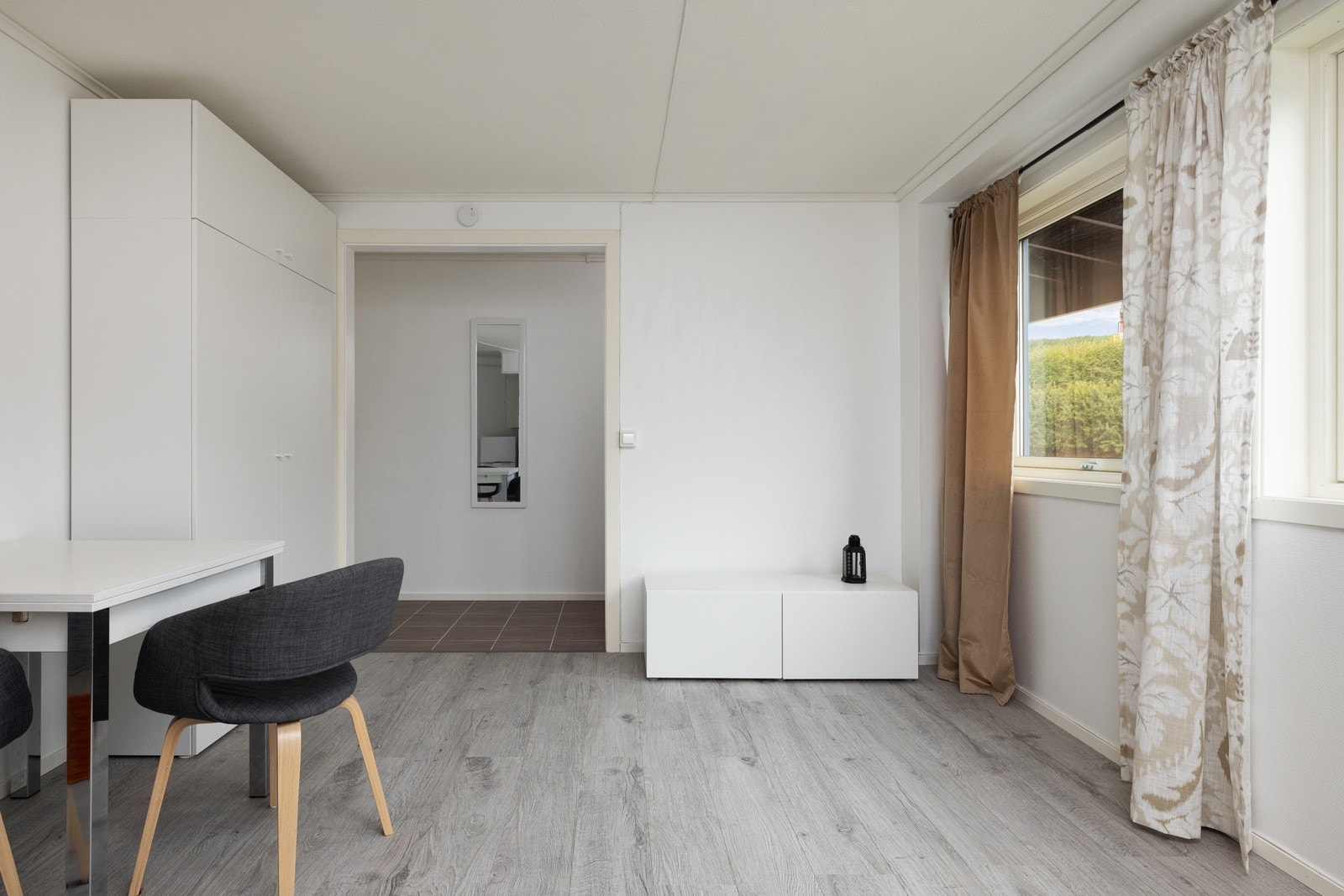 Det er god plass for innredning av garderobeskap i stue. Galleribilde