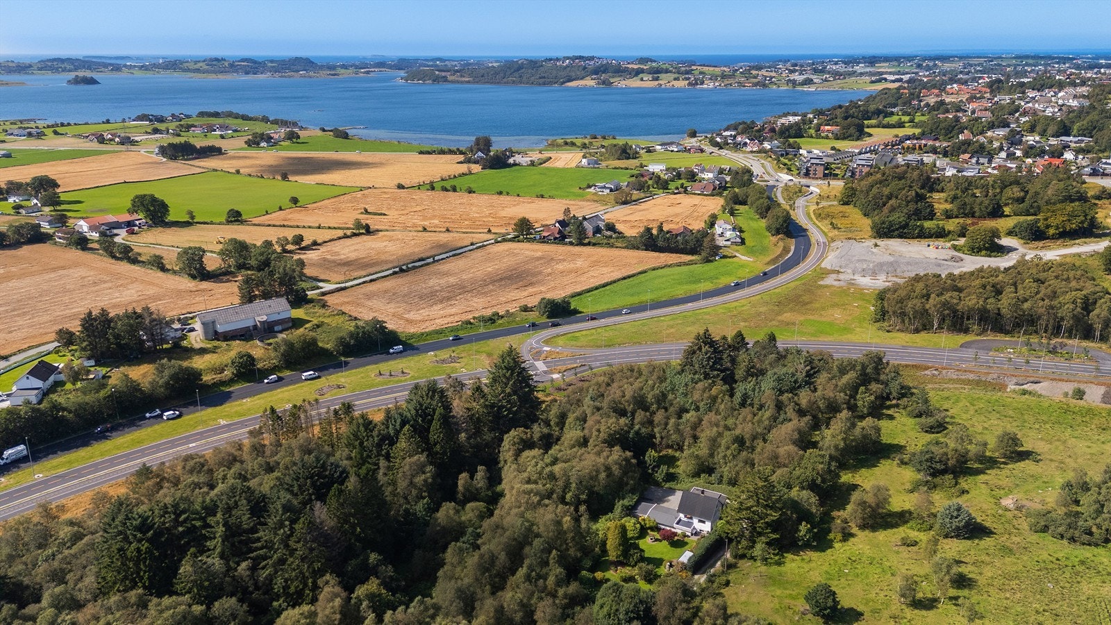 Eindommen ligger unikt til rett ved nye Stavanger sykehus og Rogalnd rideklubb Galleribilde