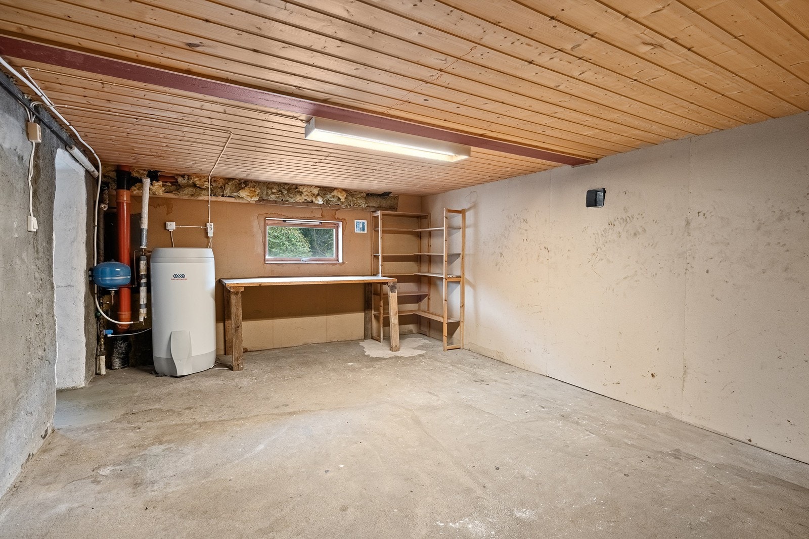 Bod kjeller - Det er nyere varmtvannsbereder her Galleribilde