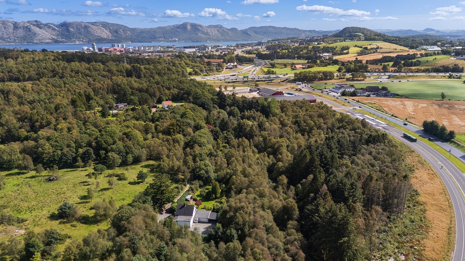 Her ser man nærheten til Rogaland rideklubb som ligger midt i bildet Galleribilde