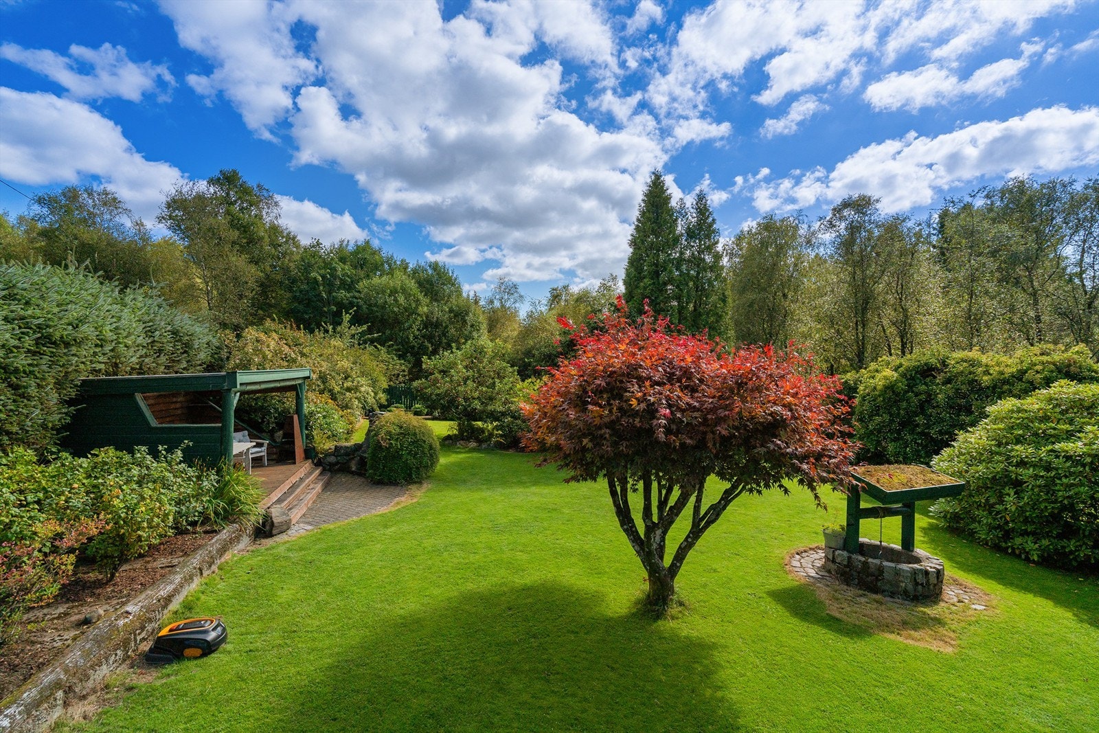 Skjermet, solrik og nydelig hage Galleribilde
