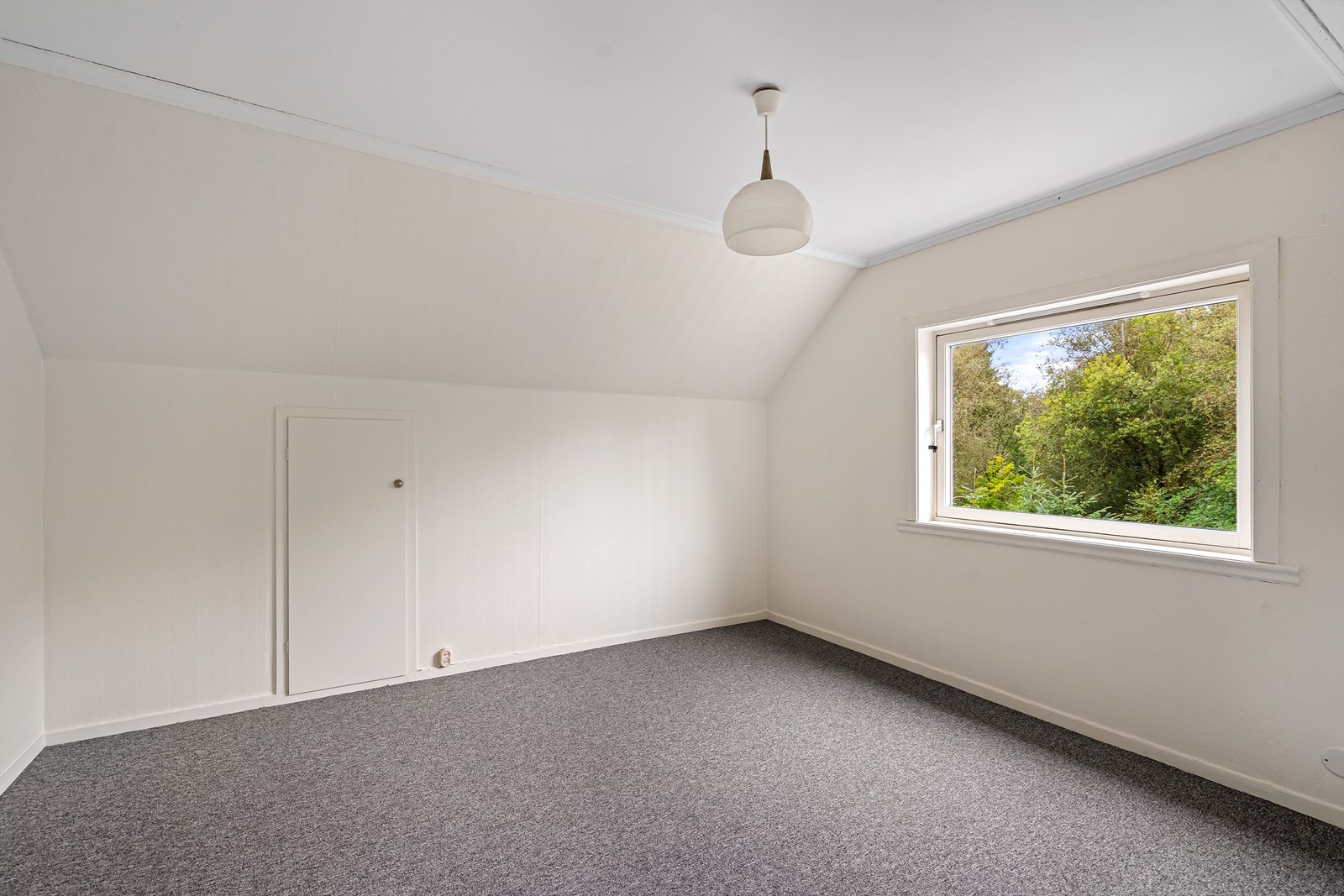 Soverom 1 i 2. etasje - Det er lagringsplass i knevegg her Galleribilde