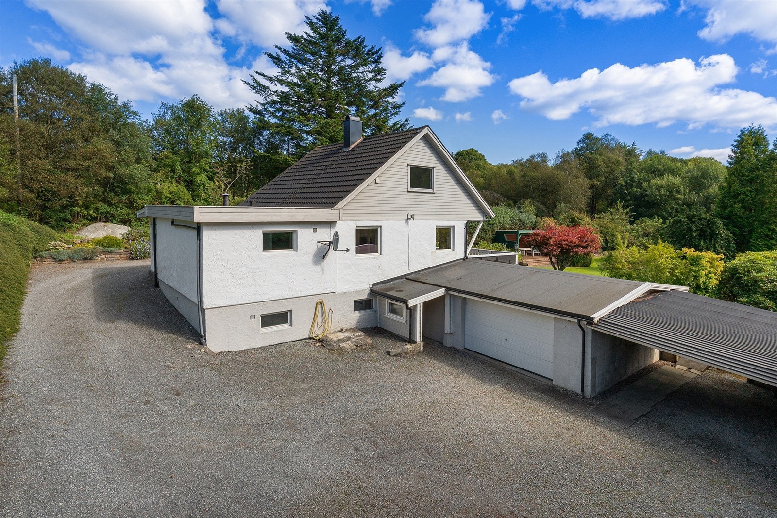 Det er rommelig gårdsrom på tomten og stor garasje (ikke omsøkt/godkjent) Galleribilde