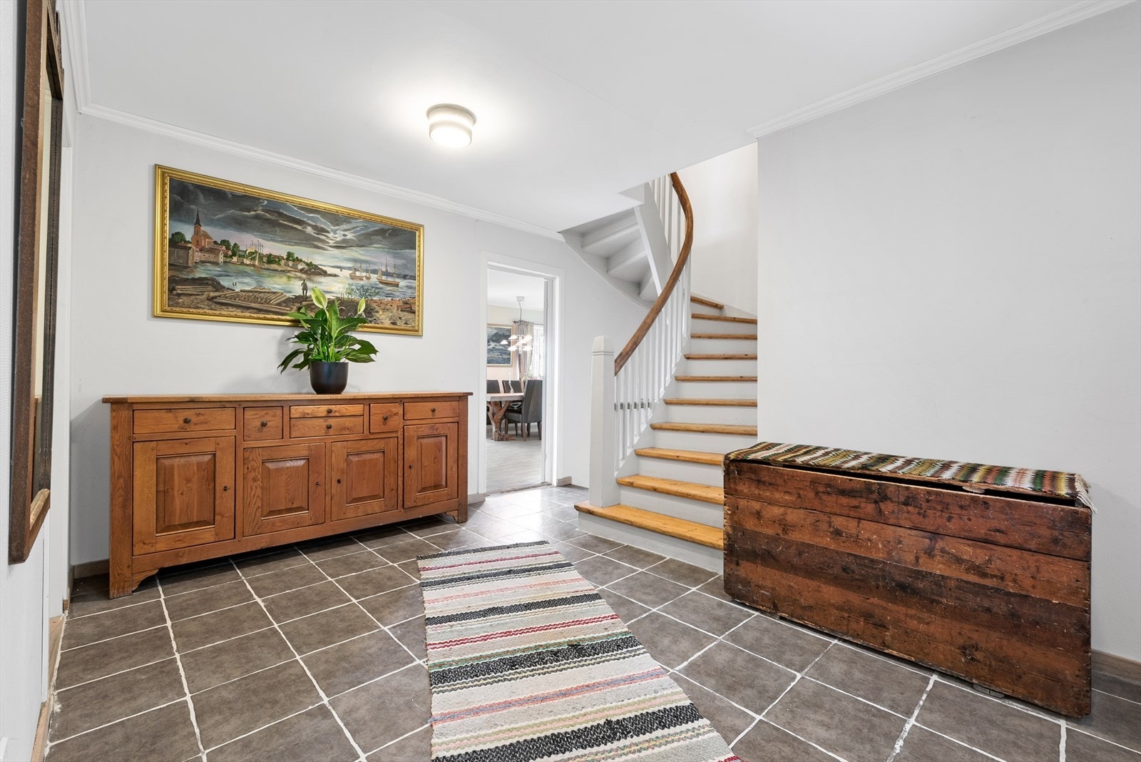 En malt tretrapp leder deg videre opp til andre etasje. Galleribilde