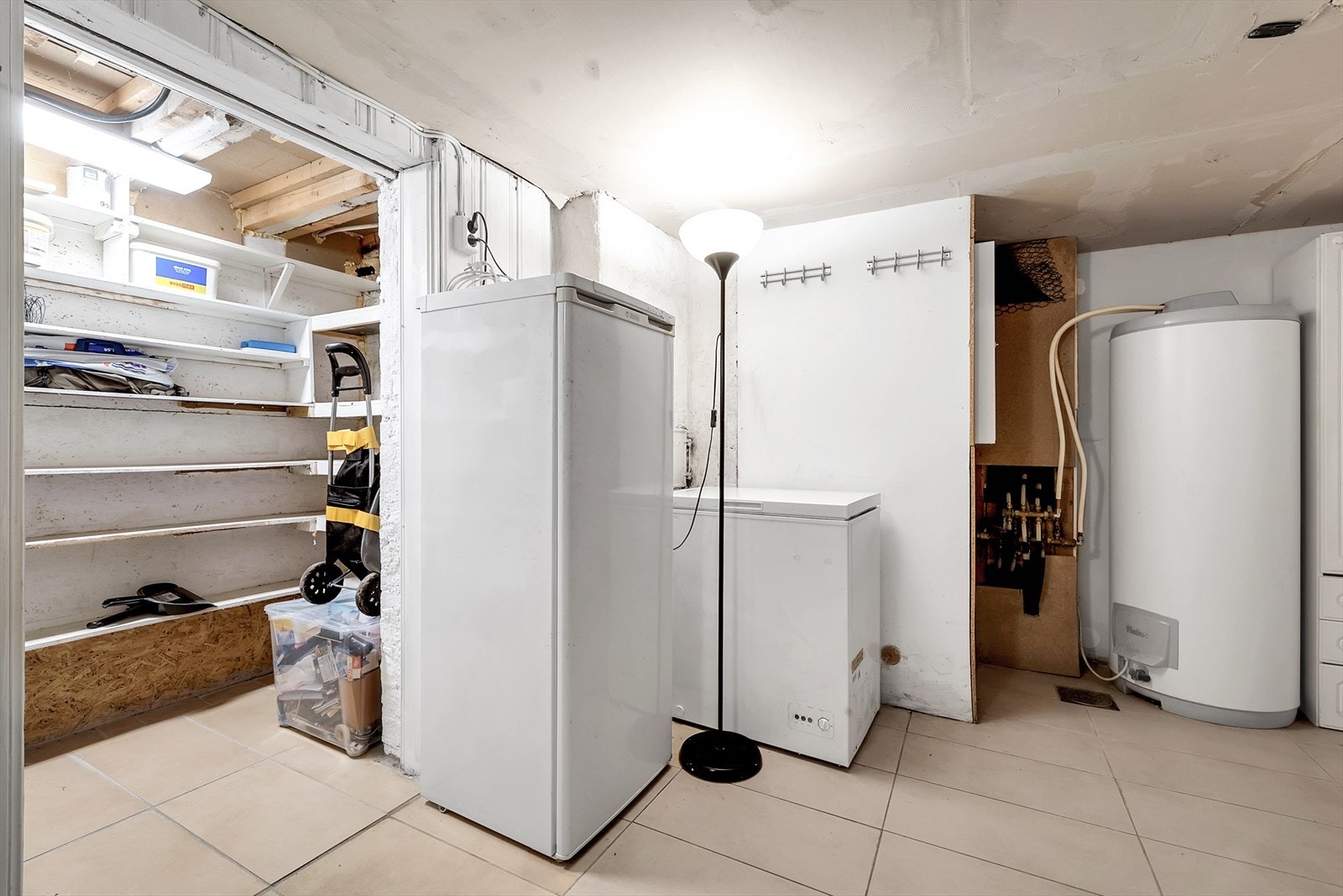 Boligen har godt med lagringsplass i flere boder. Galleribilde