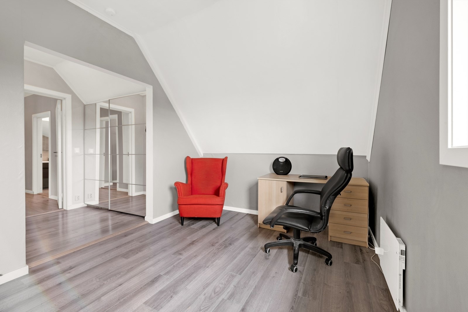 Soverommene har plass til seng, tilhørende nattbord og garderobeløsning. Galleribilde