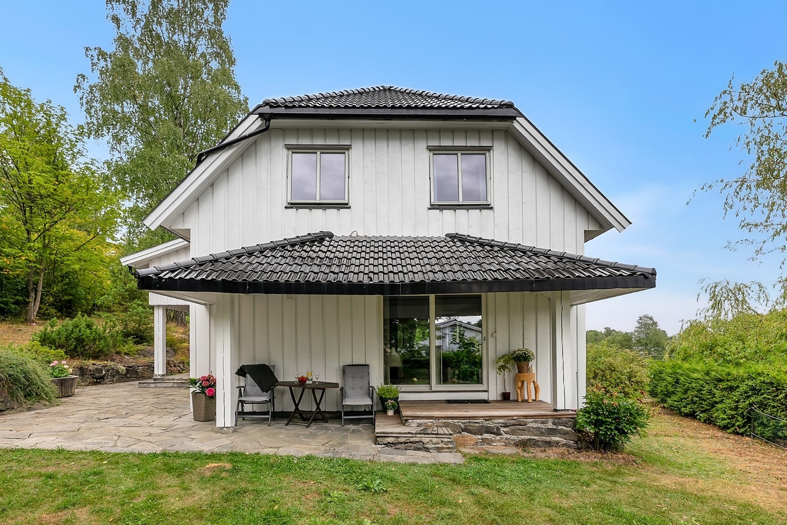 Dette er en innholdsrik enebolig med en attraktiv og familievennlig beliggenhet på Høvik i Bærum. Galleribilde