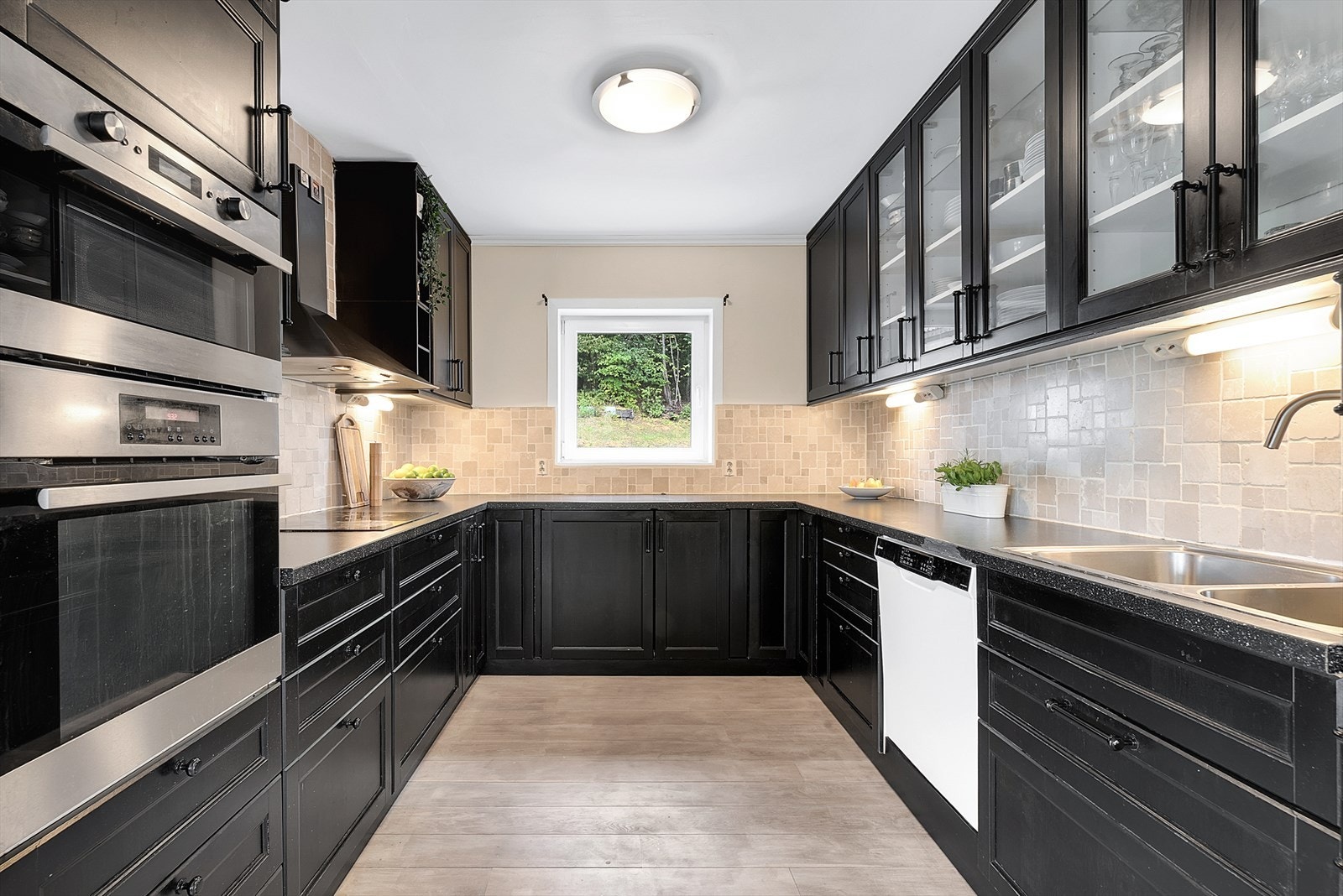 Flott kjøkken med svært god skap- og benkplass. Galleribilde