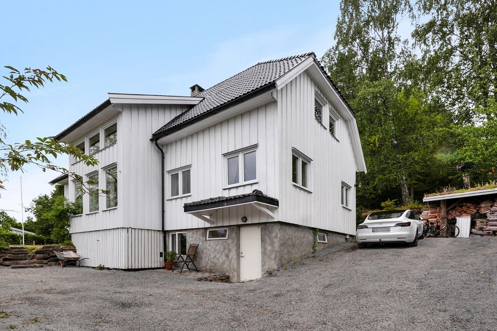 Flere biloppstillingsplasser på egen tomt. Galleribilde