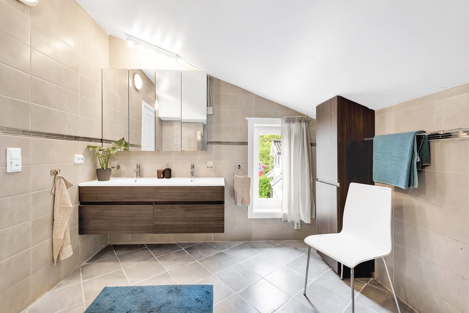 Lekkert bad med flislagte overflater, elektriske varmekabler og mekanisk avtrekk til balansert ventilasjon. Galleribilde