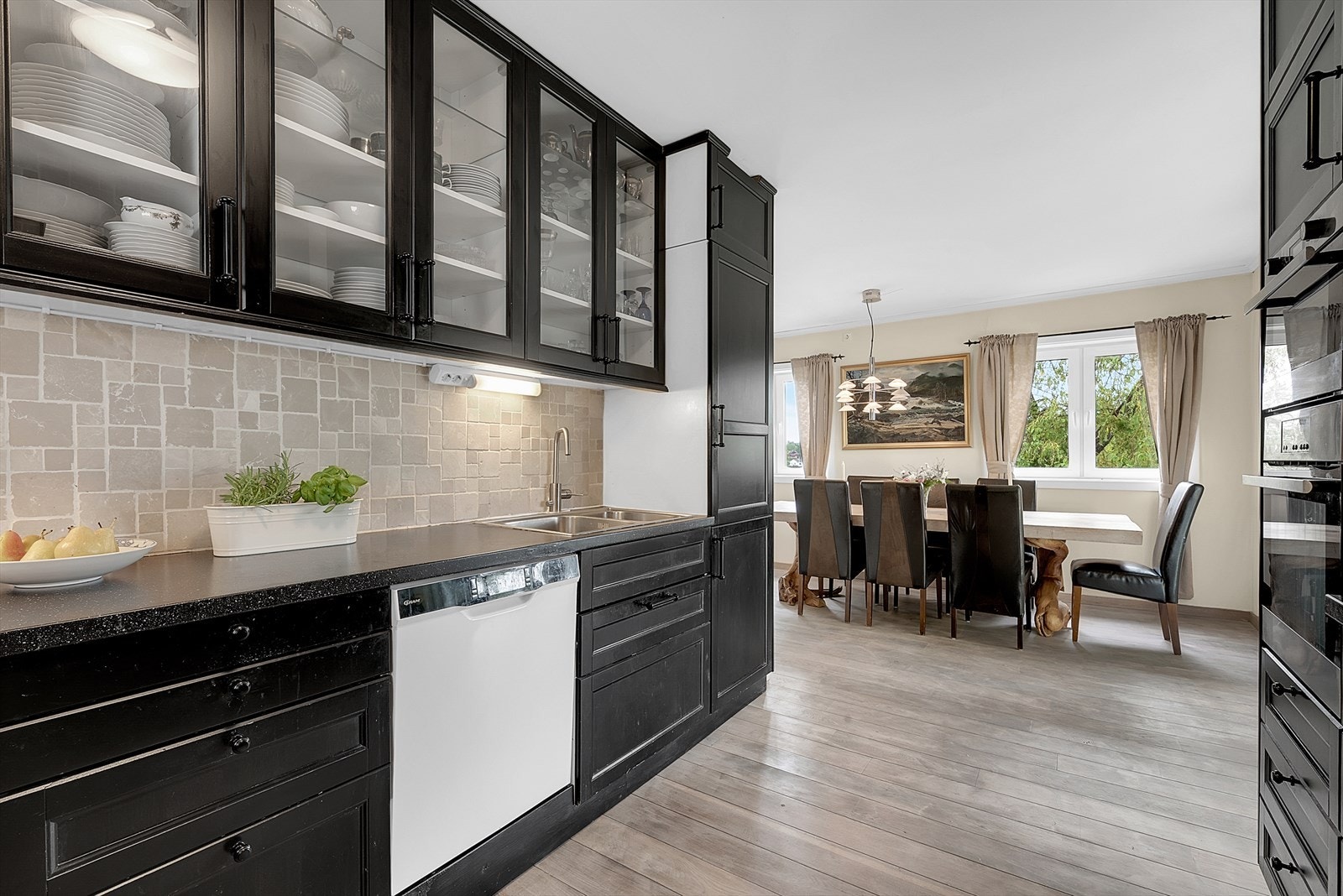 Kjøkkenet har integrerte hvitevarer som kjøl/frys, stekeovn og platetopp. Galleribilde