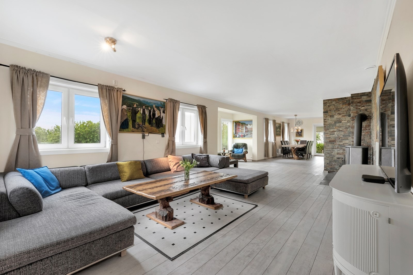 Stuen er romslig og byr på flere møbleringsmuligheter. Galleribilde