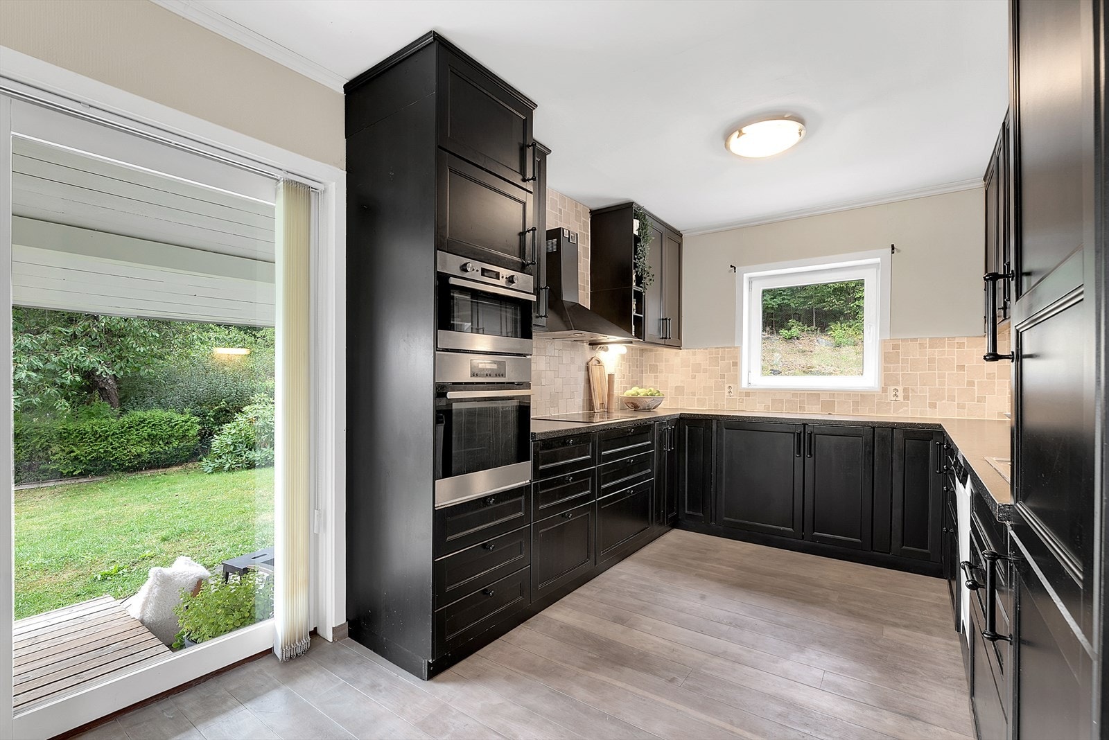 Innredningen består av profilerte fronter og laminert benkeplate med vask. Galleribilde