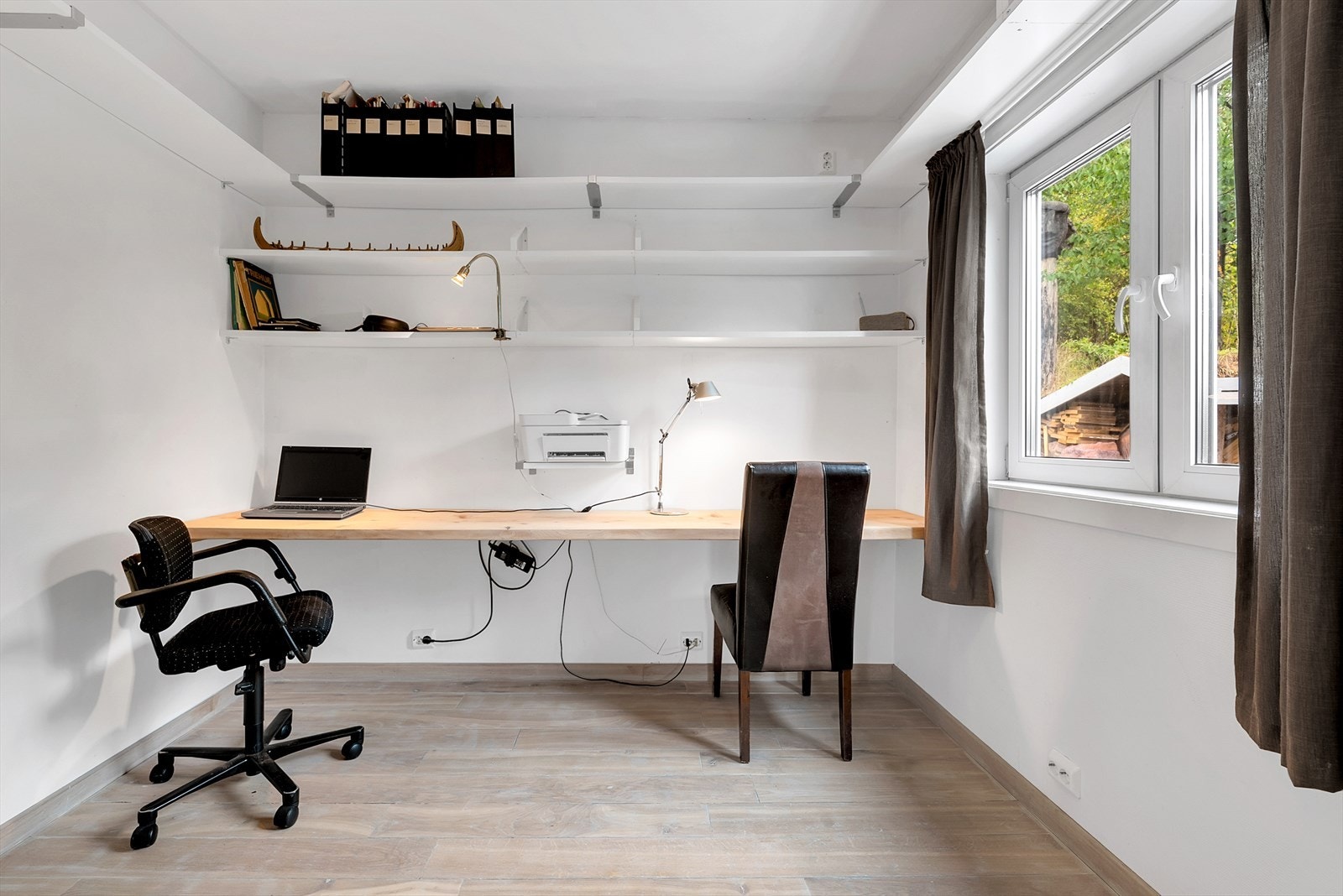 Praktisk kontor med plass til skrivebord og annet møblement. Galleribilde