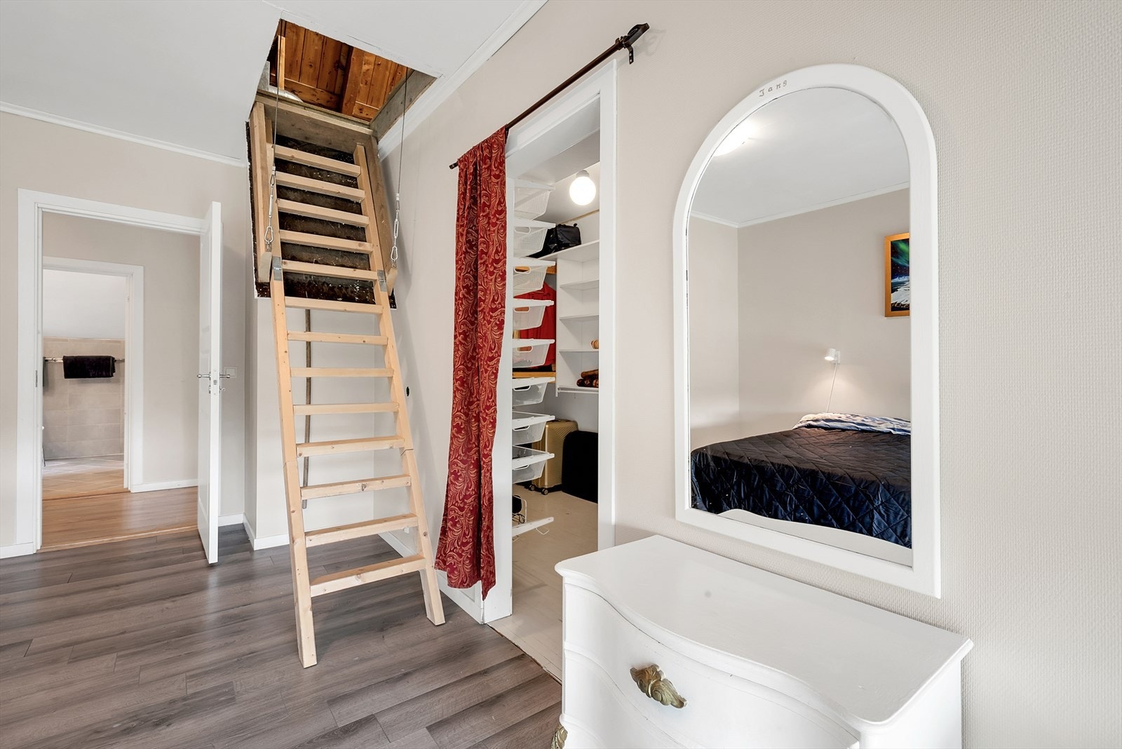 Det ene soverommet har et eget omkledningsrom. Galleribilde