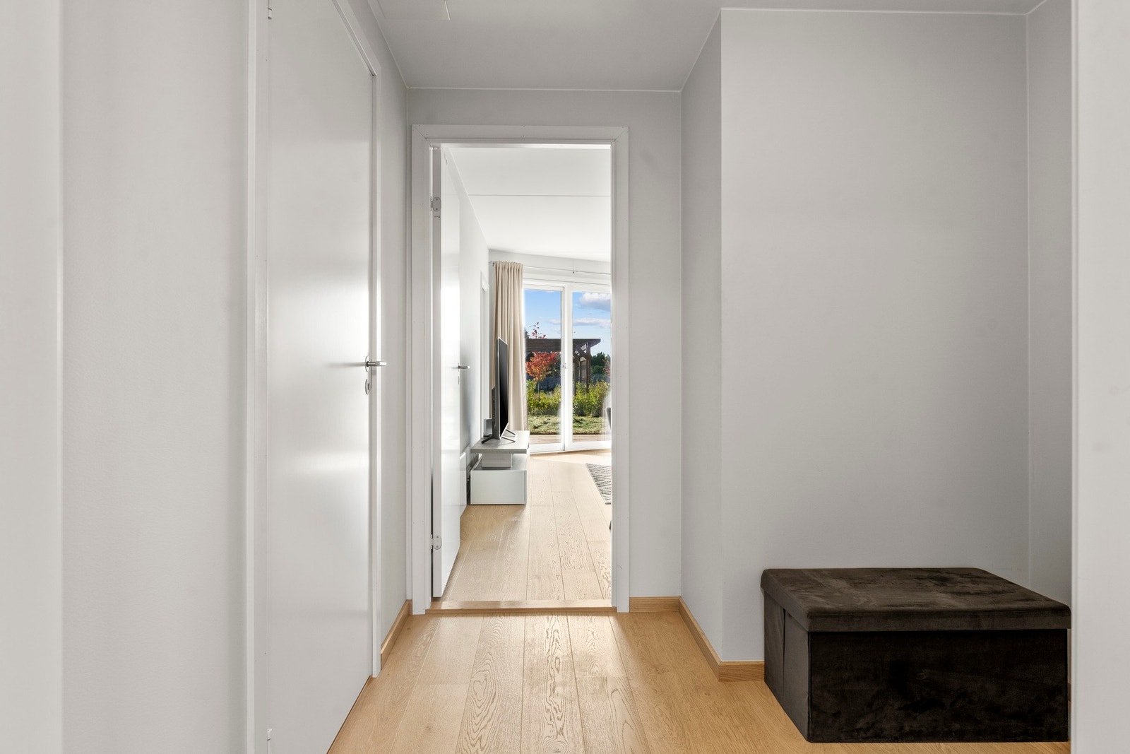 I tilknytning til entreen ligger bad/vaskerom samt innvendig bod. Bod i kjeller også. Galleribilde