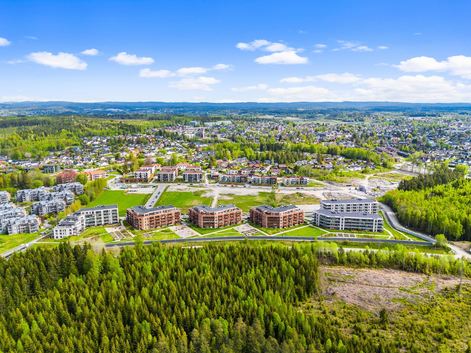 Her bor du i en toppmoderne boligblokk fra 2022 med flotte fellesfasiliteter i kjeller, et yrende hageliv utendørs og kort vei til Ski sentrum. Galleribilde