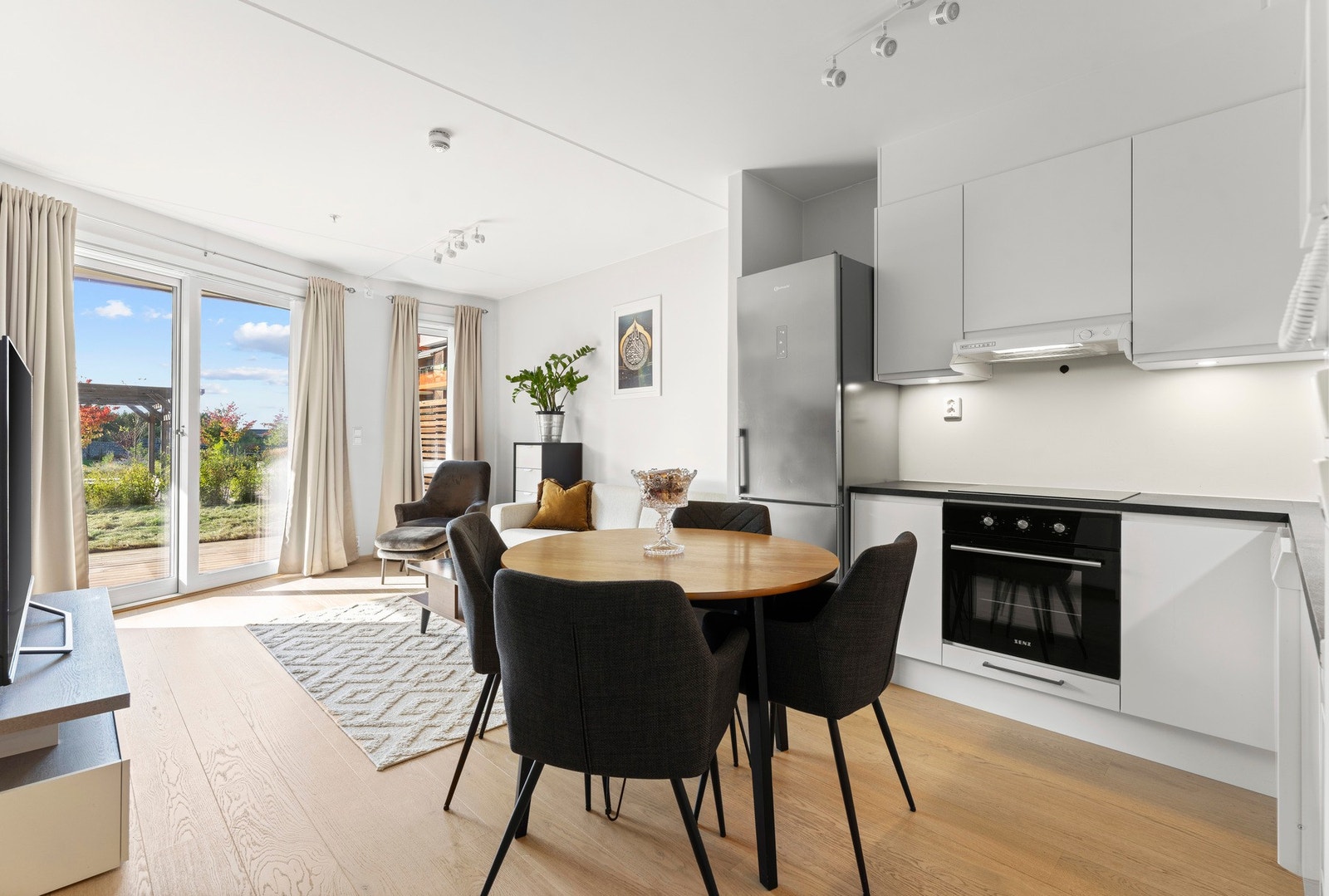 Leilighetens standard har et meget innbydende uttrykk, med store vindusflater og fin takhøyde. Galleribilde