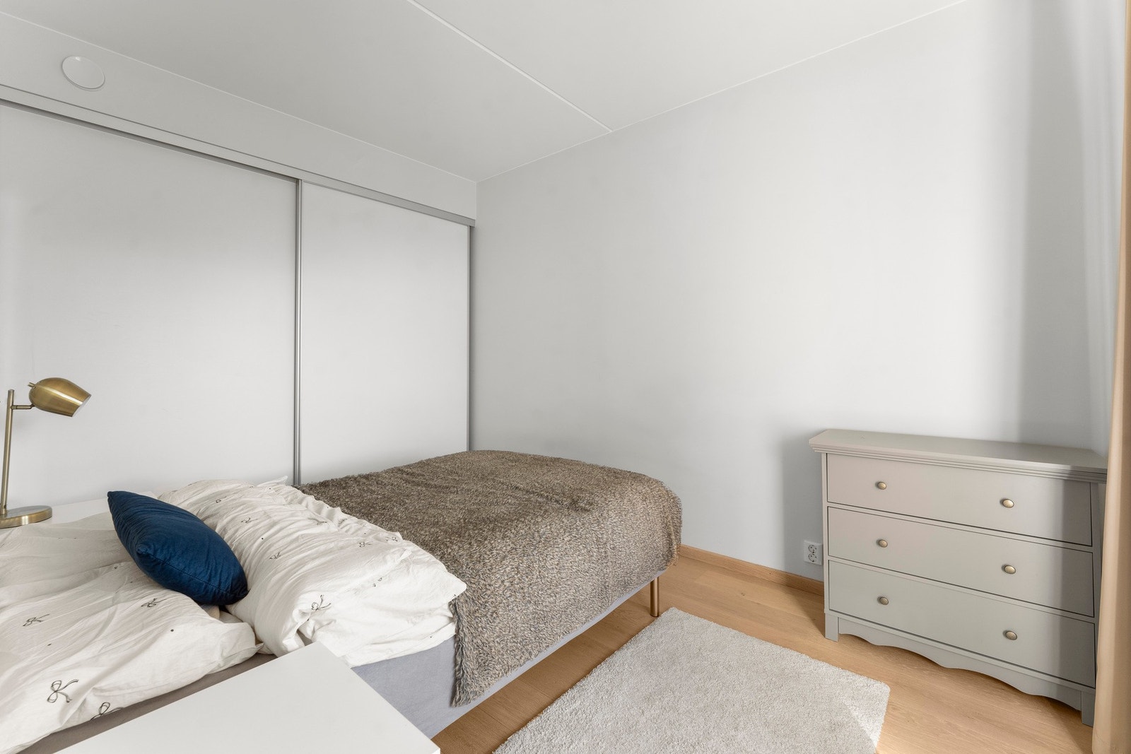 Soverommet er av god størrelse med plass til dobbeltseng og det er montert en stor gardeorbe. Galleribilde