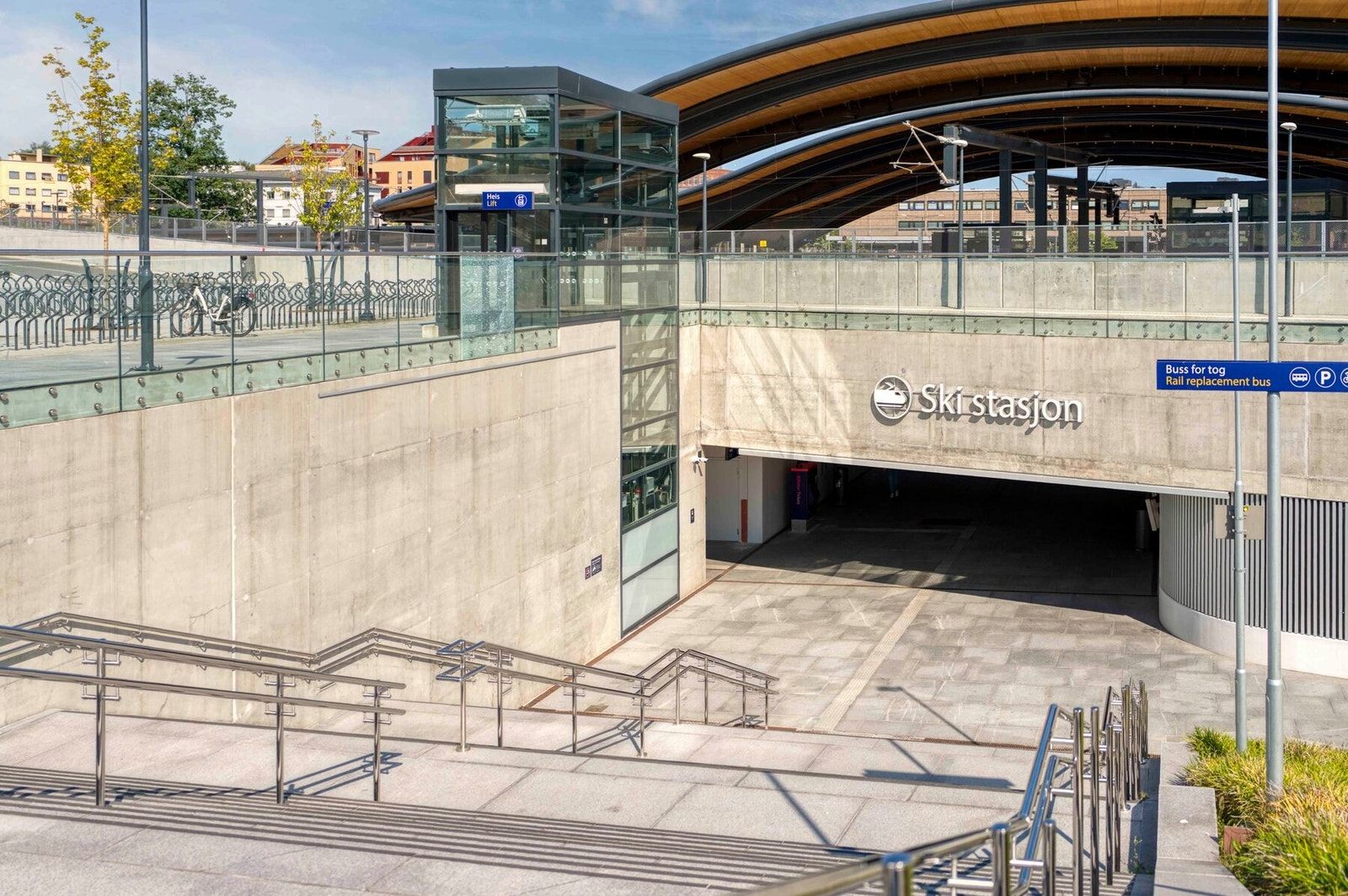 Meget kort vei til buss som tar deg til Ski Stasjon. Kun 11 min til Oslo S til Ski stasjon. Galleribilde